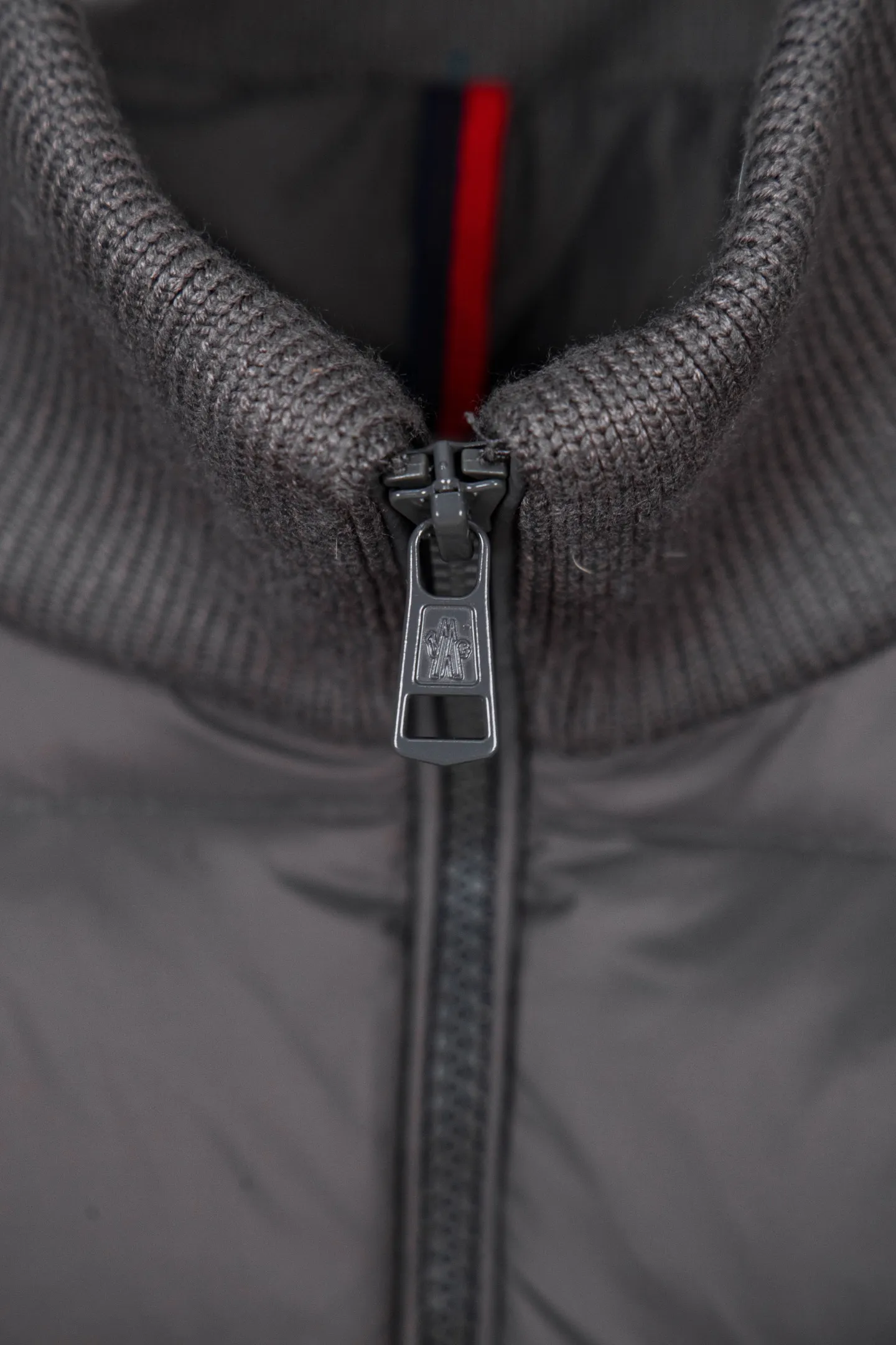 P620 Premium Edition Moncler Cardigan Men's Down Padded Wool and Cashmere Zip Cardigan. Made from a luxurious wool and cashmere blend, this men's padded cardigan can be worn as an outer layer in warmer weather. Packaging Updated (This cardigan is made from wool and cashmere and filled with warm down. It has a zippered silhouette and a knitted turtleneck for extra protection from the elements. A lightweight knit piece with soft leather trim. Details Made from a wool and cashmere blend •Micro chic nylon lining •Down-filled front •Double knit •12 gauge •Zip closure •Zipper pocket •Fleece felt patch logo Size: 1-5. Black Gray