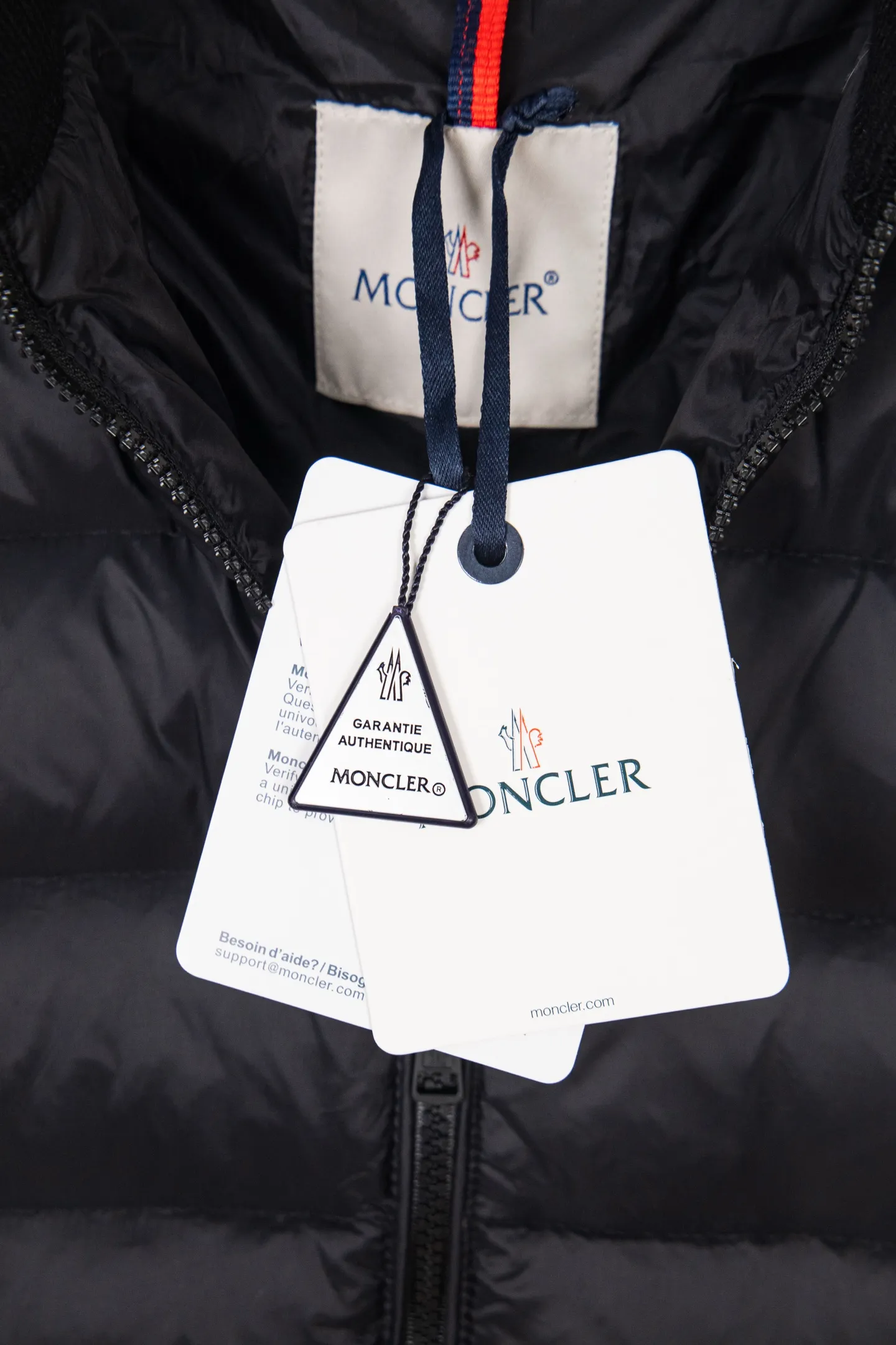 P620 Premium Edition Moncler Cardigan Men's Down Padded Wool and Cashmere Zip Cardigan. Made from a luxurious wool and cashmere blend, this men's padded cardigan can be worn as an outer layer in warmer weather. Packaging Updated (This cardigan is made from wool and cashmere and filled with warm down. It has a zippered silhouette and a knitted turtleneck for extra protection from the elements. A lightweight knit piece with soft leather trim. Details Made from a wool and cashmere blend •Micro chic nylon lining •Down-filled front •Double knit •12 gauge •Zip closure •Zipper pocket •Fleece felt patch logo Size: 1-5. Black Gray