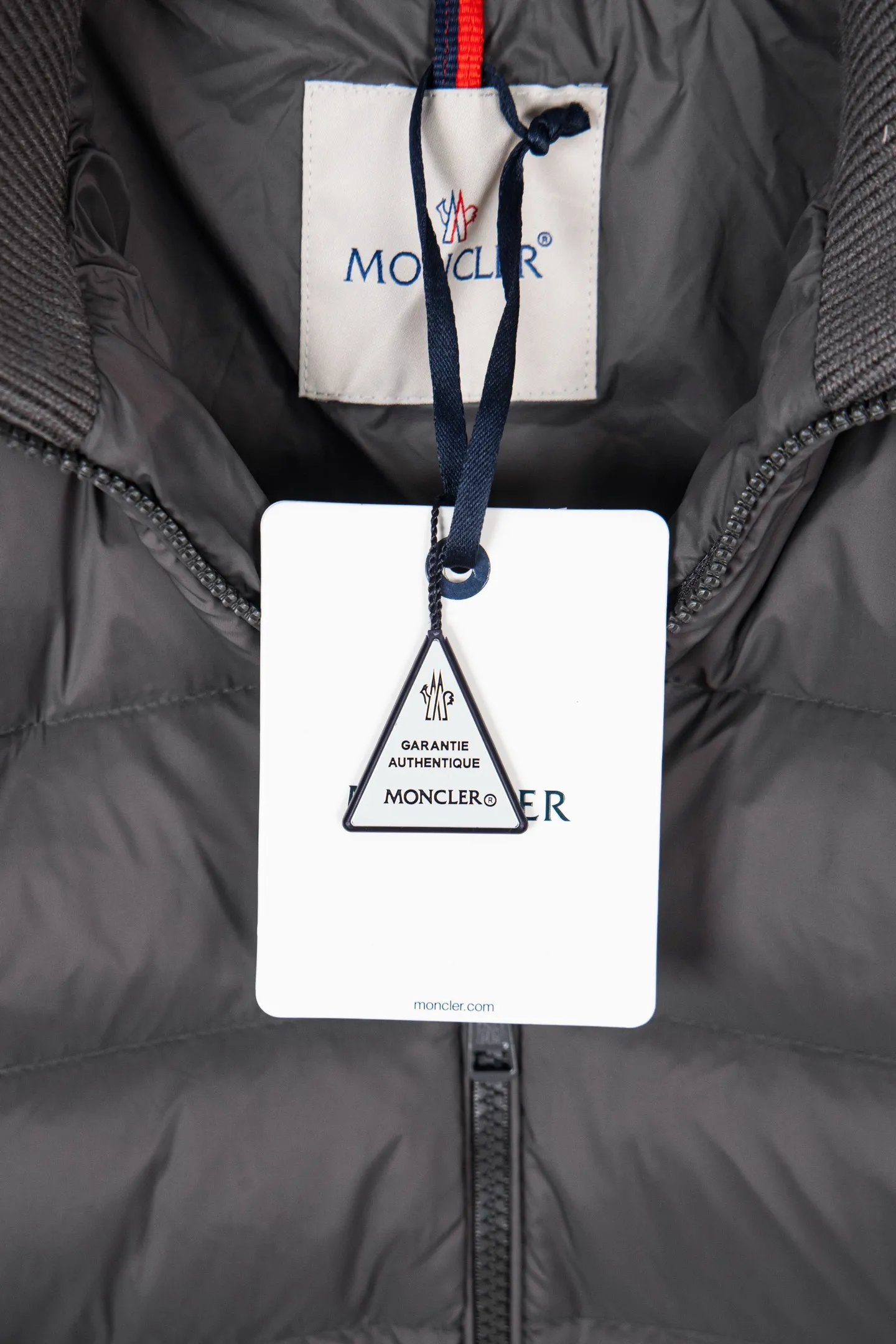 P620 Premium Edition Moncler Cardigan Men's Down Padded Wool and Cashmere Zip Cardigan. Made from a luxurious wool and cashmere blend, this men's padded cardigan can be worn as an outer layer in warmer weather. Packaging Updated (This cardigan is made from wool and cashmere and filled with warm down. It has a zippered silhouette and a knitted turtleneck for extra protection from the elements. A lightweight knit piece with soft leather trim. Details Made from a wool and cashmere blend •Micro chic nylon lining •Down-filled front •Double knit •12 gauge •Zip closure •Zipper pocket •Fleece felt patch logo Size: 1-5. Black Gray