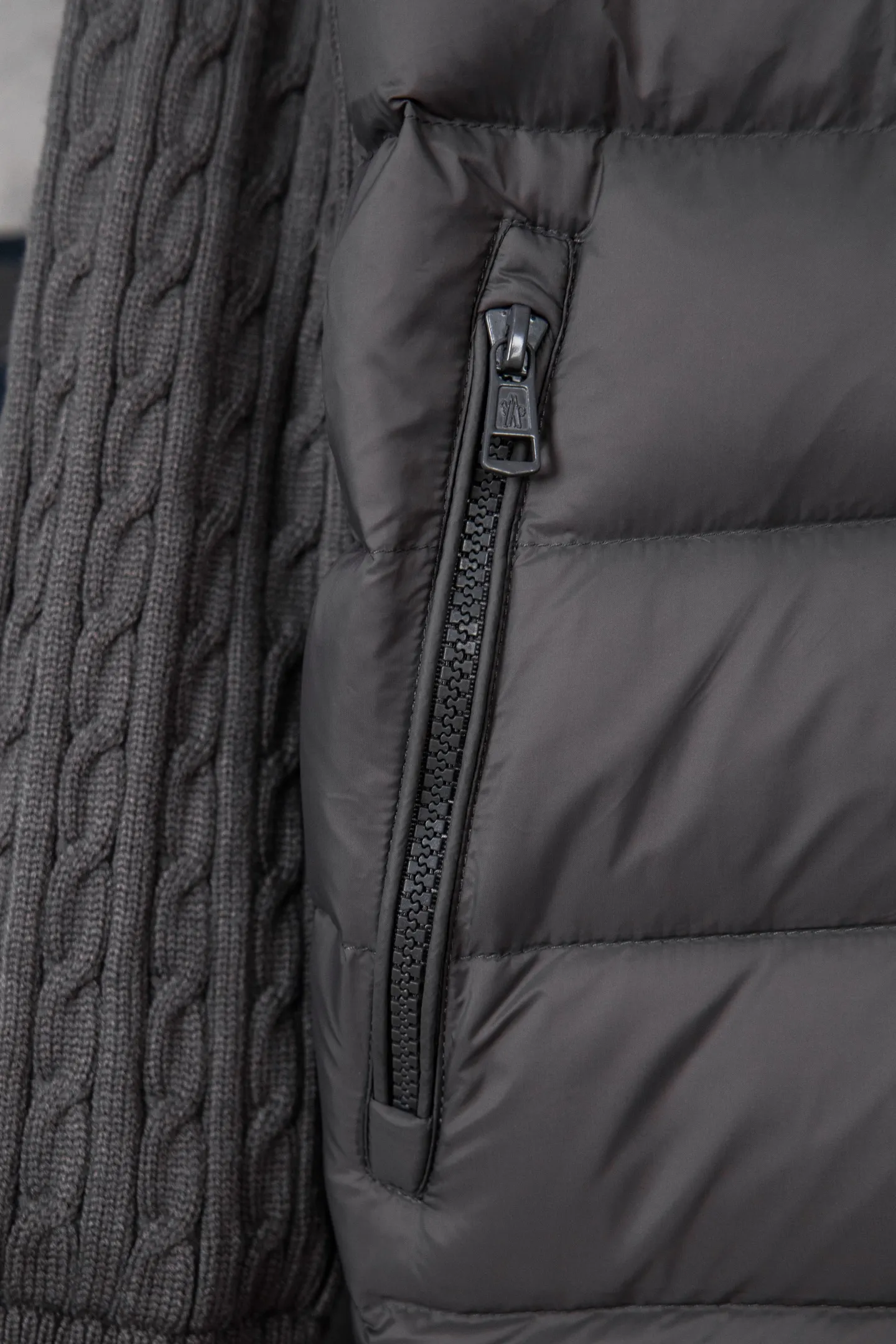 P620 Premium Edition Moncler Cardigan Men's Down Padded Wool and Cashmere Zip Cardigan. Made from a luxurious wool and cashmere blend, this men's padded cardigan can be worn as an outer layer in warmer weather. Packaging Updated (This cardigan is made from wool and cashmere and filled with warm down. It has a zippered silhouette and a knitted turtleneck for extra protection from the elements. A lightweight knit piece with soft leather trim. Details Made from a wool and cashmere blend •Micro chic nylon lining •Down-filled front •Double knit •12 gauge •Zip closure •Zipper pocket •Fleece felt patch logo Size: 1-5. Black Gray