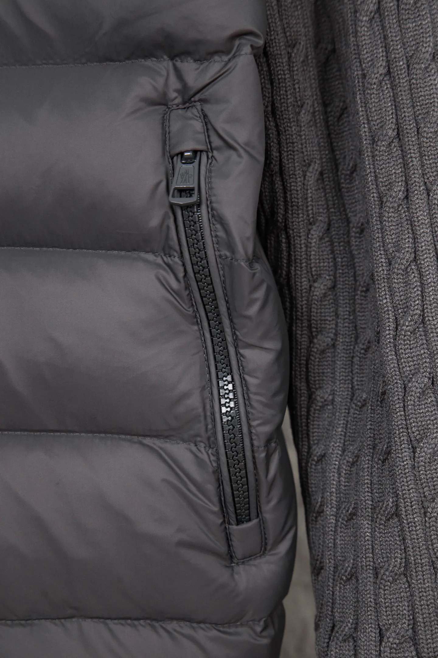 P620 Premium Edition Moncler Cardigan Men's Down Padded Wool and Cashmere Zip Cardigan. Made from a luxurious wool and cashmere blend, this men's padded cardigan can be worn as an outer layer in warmer weather. Packaging Updated (This cardigan is made from wool and cashmere and filled with warm down. It has a zippered silhouette and a knitted turtleneck for extra protection from the elements. A lightweight knit piece with soft leather trim. Details Made from a wool and cashmere blend •Micro chic nylon lining •Down-filled front •Double knit •12 gauge •Zip closure •Zipper pocket •Fleece felt patch logo Size: 1-5. Black Gray
