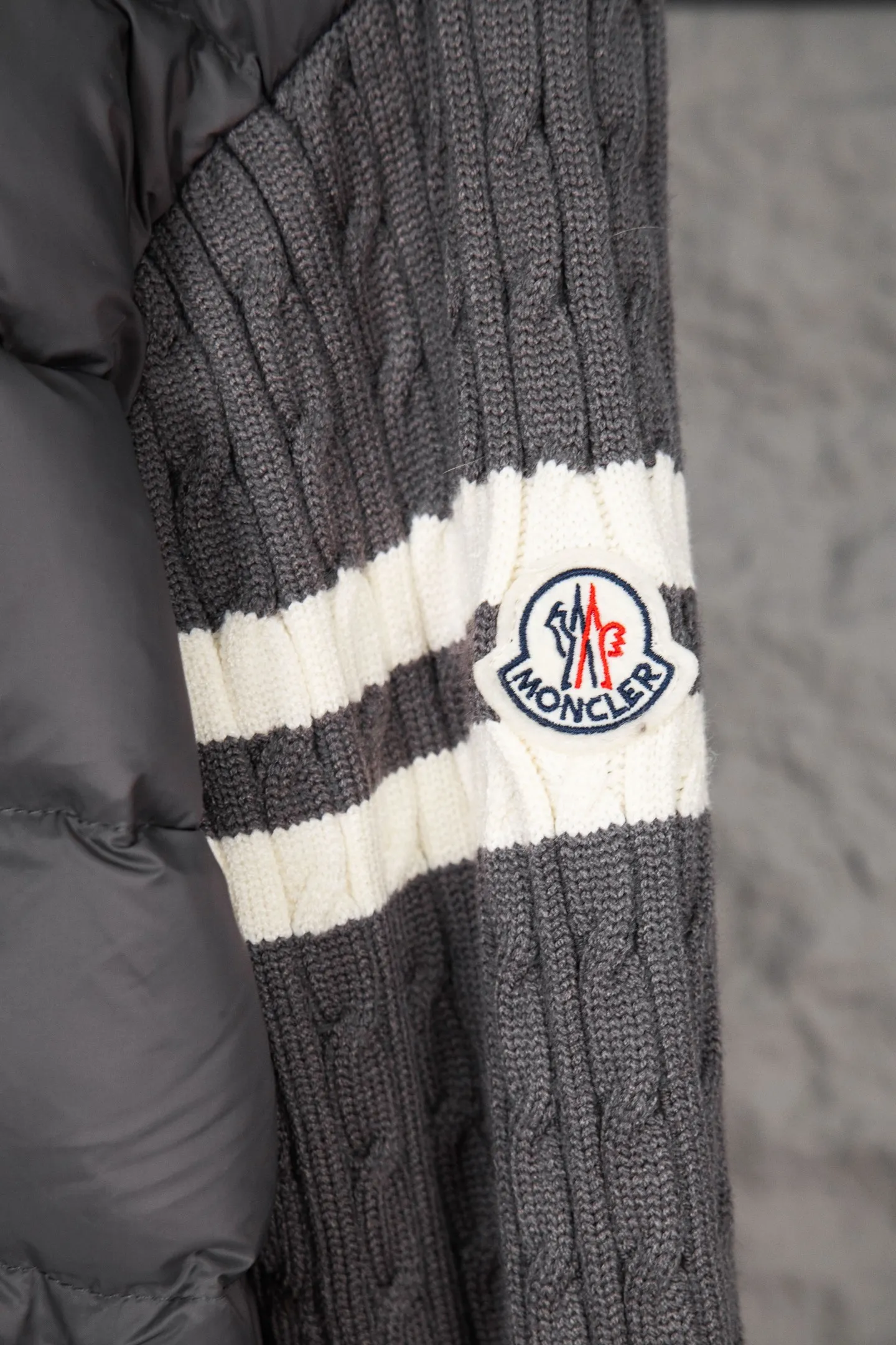 P620 Premium Edition Moncler Cardigan Men's Down Padded Wool and Cashmere Zip Cardigan. Made from a luxurious wool and cashmere blend, this men's padded cardigan can be worn as an outer layer in warmer weather. Packaging Updated (This cardigan is made from wool and cashmere and filled with warm down. It has a zippered silhouette and a knitted turtleneck for extra protection from the elements. A lightweight knit piece with soft leather trim. Details Made from a wool and cashmere blend •Micro chic nylon lining •Down-filled front •Double knit •12 gauge •Zip closure •Zipper pocket •Fleece felt patch logo Size: 1-5. Black Gray