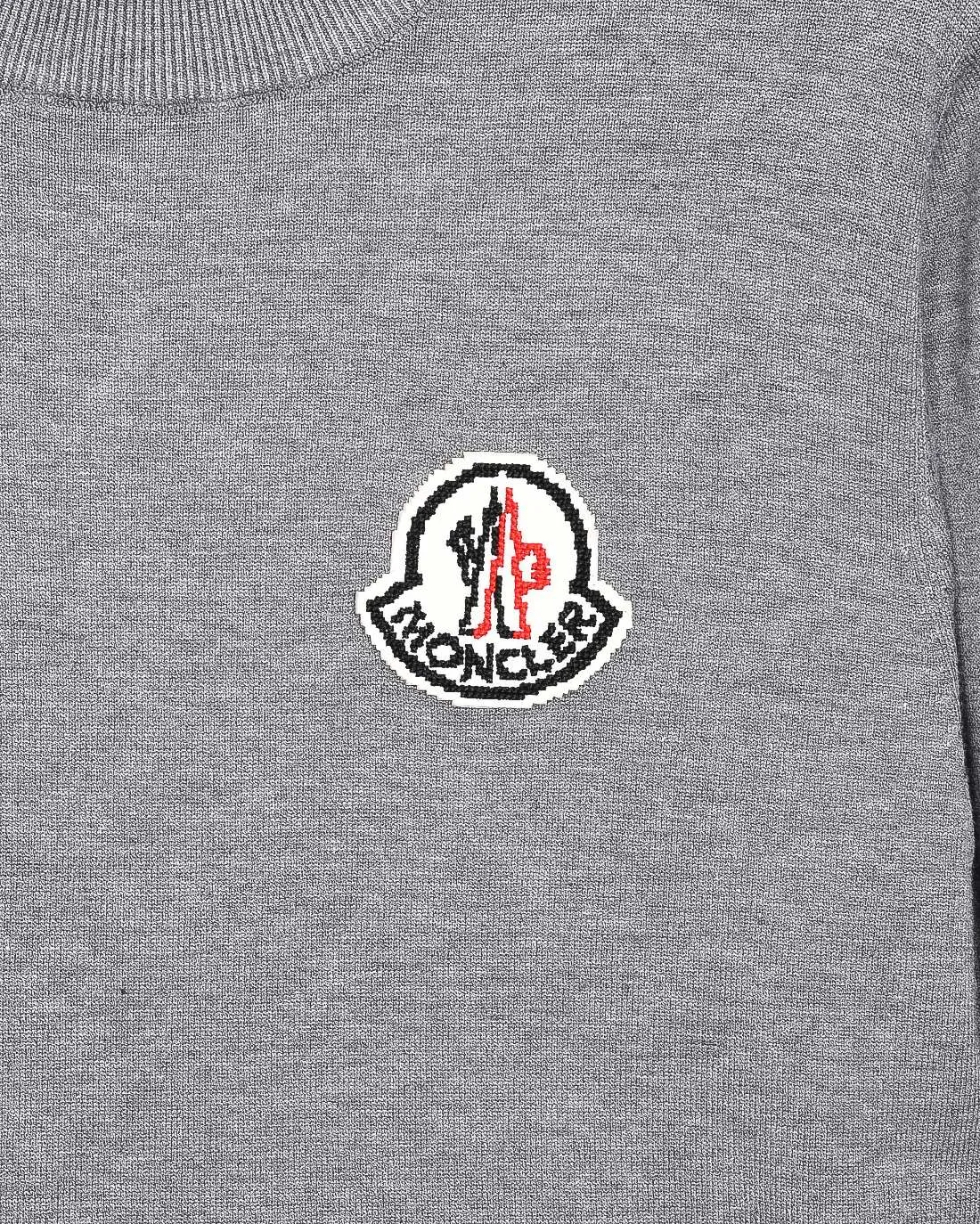 P236 Moncler/muzzle 25Fw classic chest Logo letter badge logo casual knitted pullover sweater 2025FW official website new original fabric official same style Selected sweater customization Imported wool fabric High-end version, counter custom fabric High breathability and comfort, exquisite workmanship, impeccable detail processing, ✅ custom logo engraved buttons, three labels complete. Brand element design concept reflects high quality. It feels delicate and soft! Presenting a casual cut, the upper body shape is great 🐍 Color; black, white and gray Size: M-XXXL
