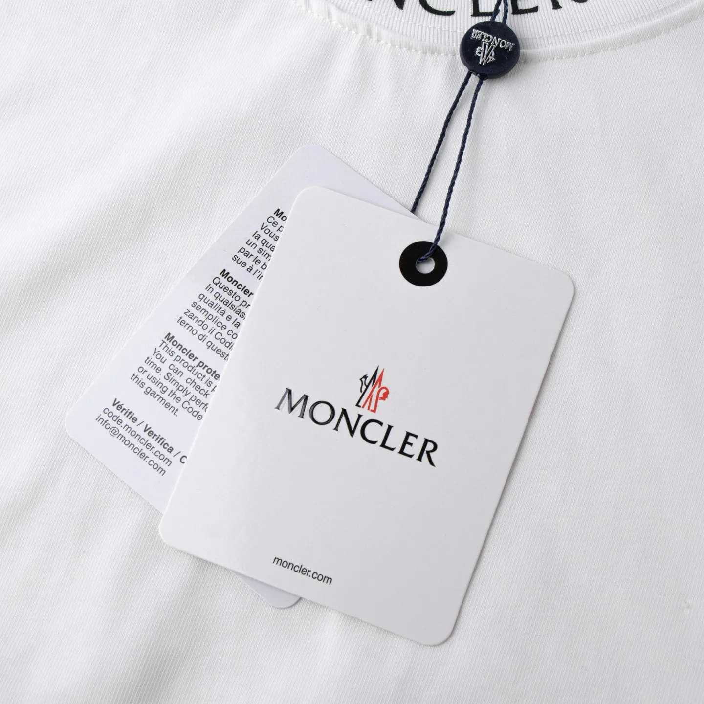 P134 Style No.: 830 〈MONCLER〉The price of the MONCLER is actually quite advantageous. Those who have been to the counters should know that the price of the MONCLER is not much cheaper than Gucci Burberry. It is just relatively low-key and unwilling to hype. It is a picture that you want to buy or not. It has an aloof existence... Exclusively customized 270 grams of 32-count double-yarn smooth cotton. The texture is very soft and comfortable. 100% top-grade fabrics that are different from the market (no shrinkage, no deformation, no pilling) Matched with 320g 1*1 thread (the fabric thread is dyed in the same vat, no color difference, the thread is not easy to deform) Color: black, white, sky blue, pea green Code number: S-XL