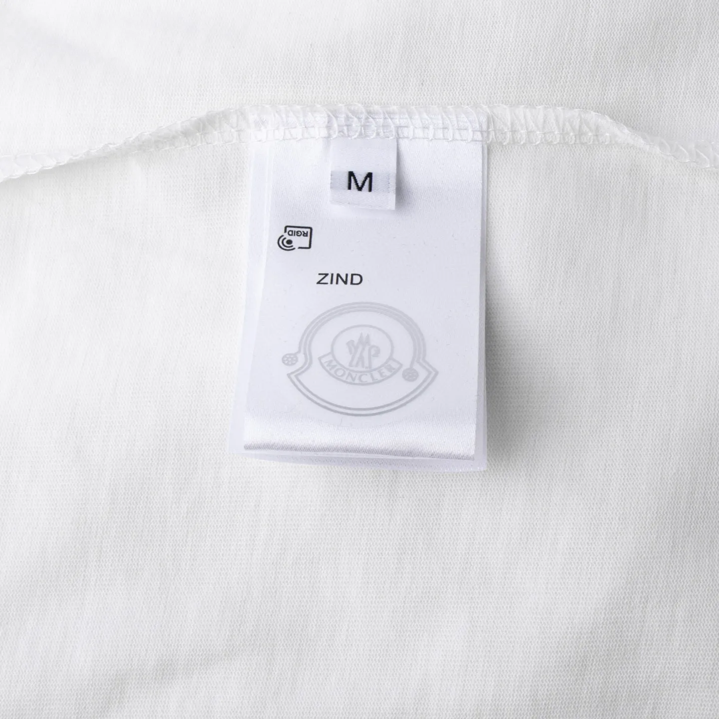 P134 Style No.: 830 〈MONCLER〉The price of the MONCLER is actually quite advantageous. Those who have been to the counters should know that the price of the MONCLER is not much cheaper than Gucci Burberry. It is just relatively low-key and unwilling to hype. It is a picture that you want to buy or not. It has an aloof existence... Exclusively customized 270 grams of 32-count double-yarn smooth cotton. The texture is very soft and comfortable. 100% top-grade fabrics that are different from the market (no shrinkage, no deformation, no pilling) Matched with 320g 1*1 thread (the fabric thread is dyed in the same vat, no color difference, the thread is not easy to deform) Color: black, white, sky blue, pea green Code number: S-XL