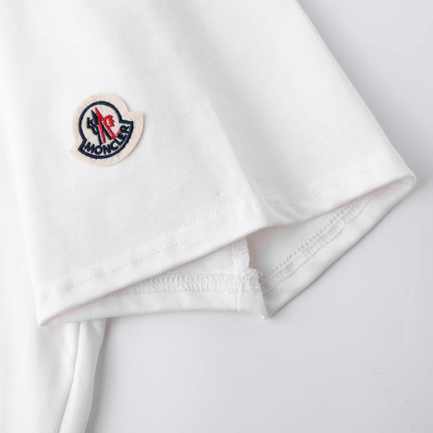 P134 Style No.: 830 〈MONCLER〉The price of the MONCLER is actually quite advantageous. Those who have been to the counters should know that the price of the MONCLER is not much cheaper than Gucci Burberry. It is just relatively low-key and unwilling to hype. It is a picture that you want to buy or not. It has an aloof existence... Exclusively customized 270 grams of 32-count double-yarn smooth cotton. The texture is very soft and comfortable. 100% top-grade fabrics that are different from the market (no shrinkage, no deformation, no pilling) Matched with 320g 1*1 thread (the fabric thread is dyed in the same vat, no color difference, the thread is not easy to deform) Color: black, white, sky blue, pea green Code number: S-XL