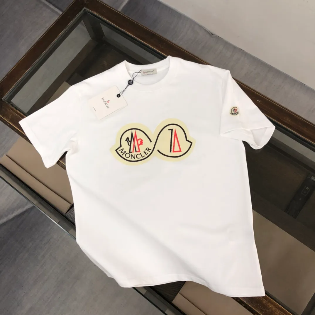 P160 🔥MONCLER New style, customized high-end ready-to-wear! Fashionable and trendy casual short-sleeved T-shirt, gentle, soft, delicate, skin-friendly, comfortable and cool, the chest pattern is stylish and full of vitality! A fashionable and versatile must-have! Color: black white Size: S～XL (loose version, please state your height and weight when placing an order)