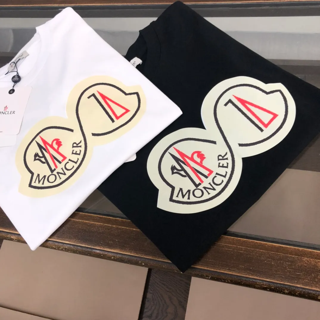 P160 🔥MONCLER New style, customized high-end ready-to-wear! Fashionable and trendy casual short-sleeved T-shirt, gentle, soft, delicate, skin-friendly, comfortable and cool, the chest pattern is stylish and full of vitality! A fashionable and versatile must-have! Color: black white Size: S～XL (loose version, please state your height and weight when placing an order)