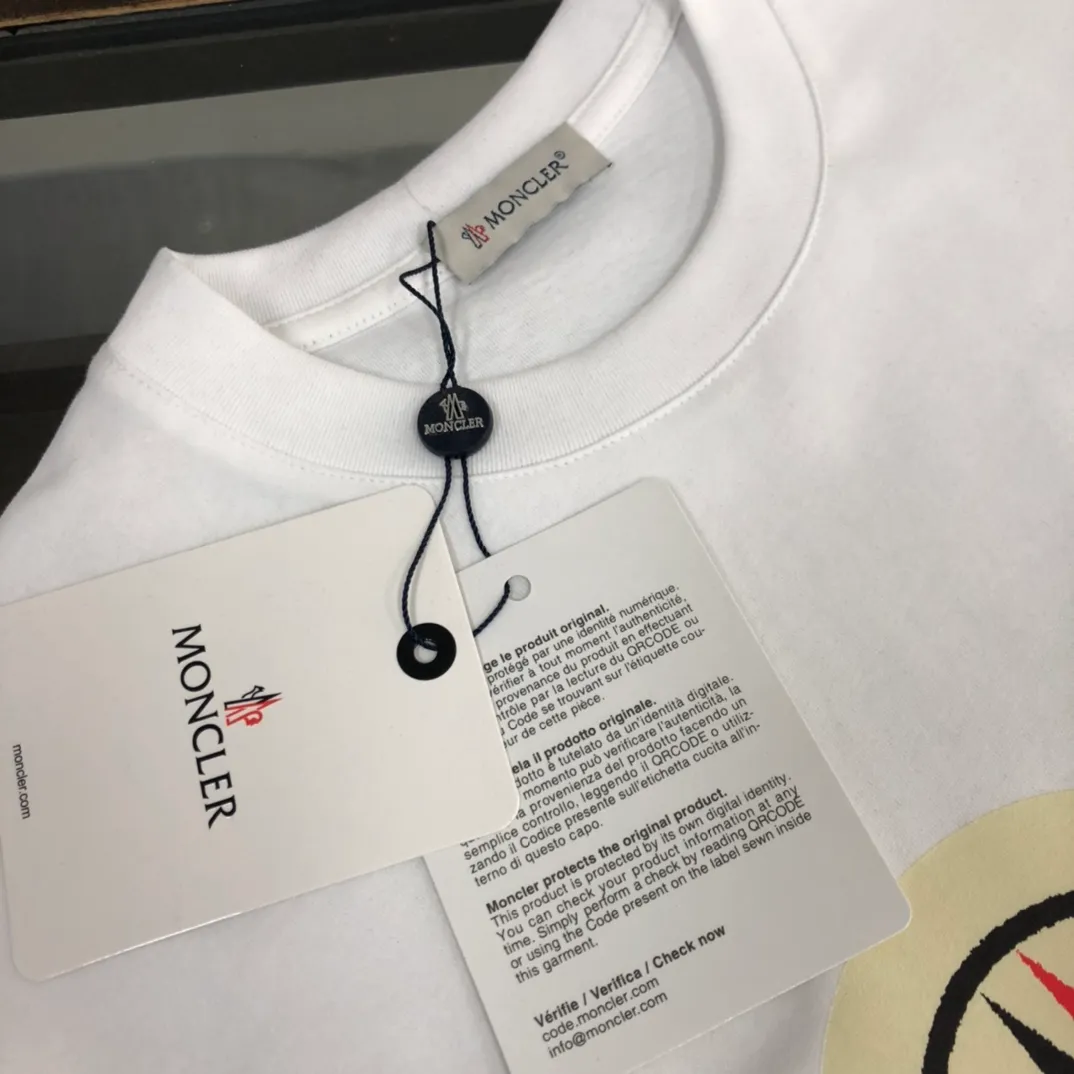 P160 🔥MONCLER New style, customized high-end ready-to-wear! Fashionable and trendy casual short-sleeved T-shirt, gentle, soft, delicate, skin-friendly, comfortable and cool, the chest pattern is stylish and full of vitality! A fashionable and versatile must-have! Color: black white Size: S～XL (loose version, please state your height and weight when placing an order)
