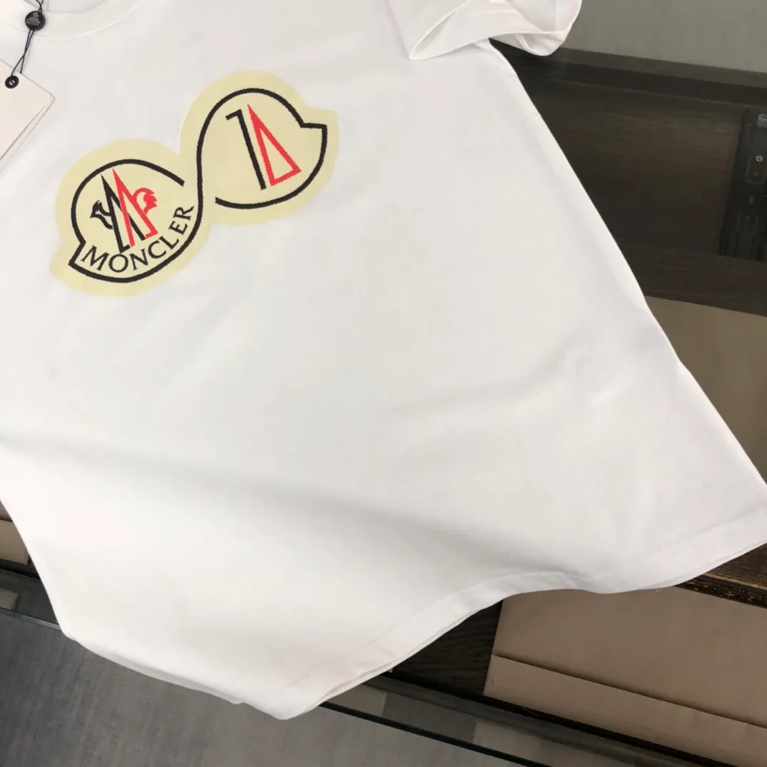 P160 🔥MONCLER New style, customized high-end ready-to-wear! Fashionable and trendy casual short-sleeved T-shirt, gentle, soft, delicate, skin-friendly, comfortable and cool, the chest pattern is stylish and full of vitality! A fashionable and versatile must-have! Color: black white Size: S～XL (loose version, please state your height and weight when placing an order)