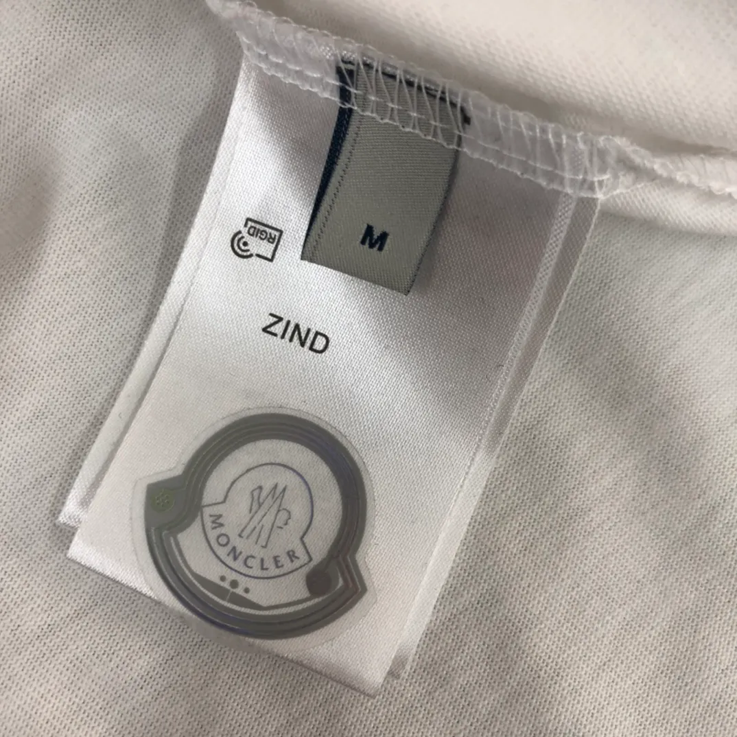 P160 🔥MONCLER New style, customized high-end ready-to-wear! Fashionable and trendy casual short-sleeved T-shirt, gentle, soft, delicate, skin-friendly, comfortable and cool, the chest pattern is stylish and full of vitality! A fashionable and versatile must-have! Color: black white Size: S～XL (loose version, please state your height and weight when placing an order)