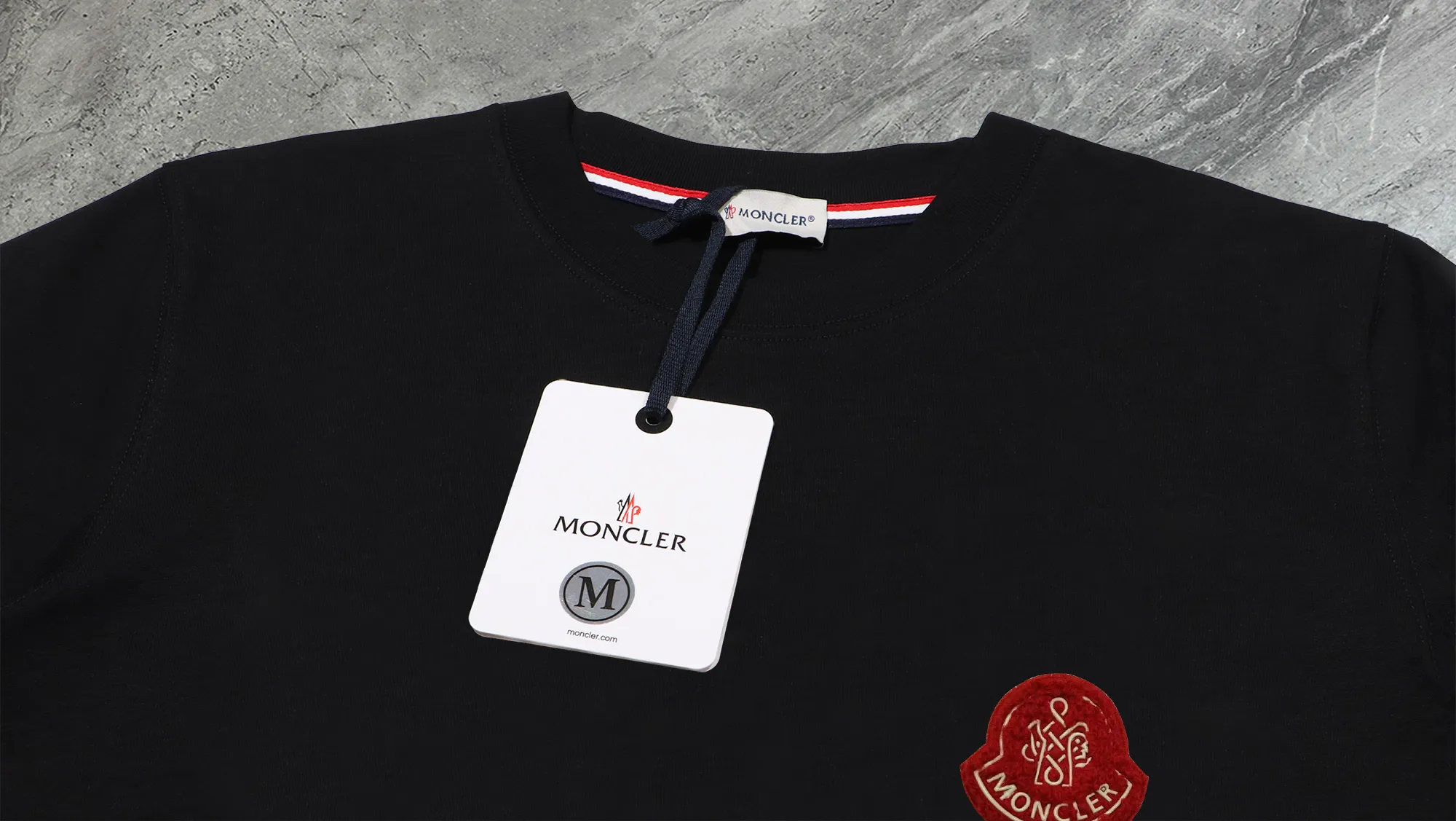 P210 High-version sweatshirt) [Long-term stock] 〖𝐌𝐎𝐍𝐂𝐋𝐄𝐑~Mask〗 Made of 440g heavy-weight fabric. It is different from the market currency. It can be matched with any variety and is properly handsome. 😎The whole dress is made of double waistcoats. The double waistcoats make the whole dress more three-dimensional. Not ordinary factories can do such fine work. 2025 Spring runway version of the T stage, on sale at the counter, round neck terry sweatshirt, high-end double-strand pure cotton, custom-made stretch ribs, dyed in the same vat, complete with three standards, matched with exquisite embroidered LOGO on the chest, simple and advanced, same style for men and women. Color: black, apricot, white, size: S M L XL 2XL