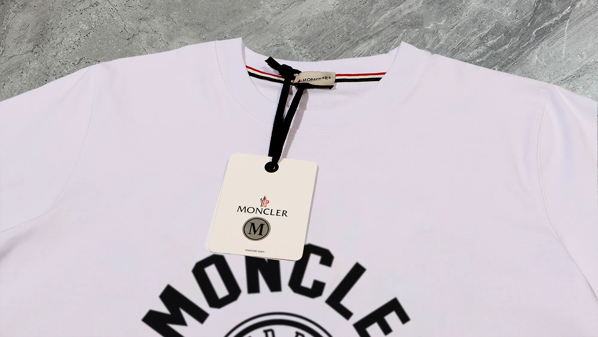 P210 High-version sweatshirt) [Long-term stock] 〖𝐌𝐎𝐍𝐂𝐋𝐄𝐑~Mask〗 Made of 440g heavy-weight fabric. It is different from the market currency. It can be matched with any variety and is properly handsome. 😎The whole dress is made of double waistcoats. The double waistcoats make the whole dress more three-dimensional. Not ordinary factories can do such fine work. 2025 Spring runway version of the T stage, on sale at the counter, round neck terry sweatshirt, high-end double-strand pure cotton, custom-made stretch ribs, dyed in the same vat, complete with three standards, matched with exquisite embroidered LOGO on the chest, simple and advanced, same style for men and women. Color: black, apricot, white, size: S M L XL 2XL