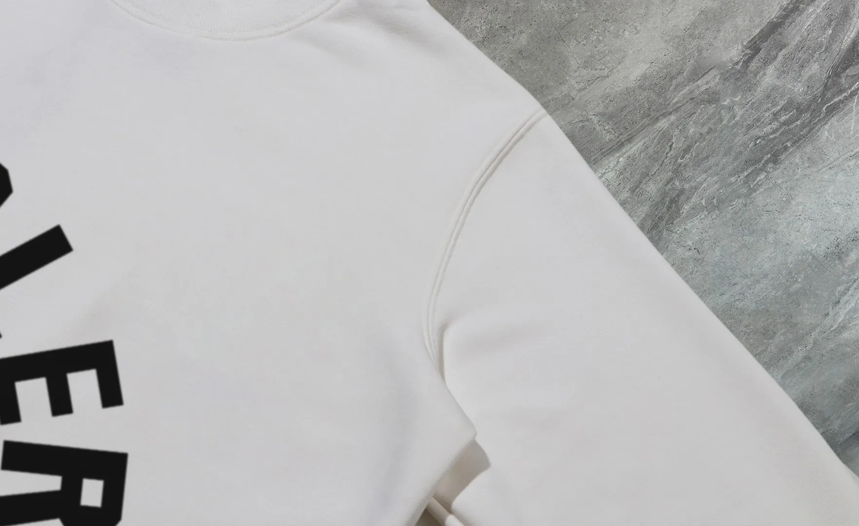 P210 High-version sweatshirt) [Long-term stock] 〖𝐌𝐎𝐍𝐂𝐋𝐄𝐑~Mask〗 Made of 440g heavy-weight fabric. It is different from the market currency. It can be matched with any variety and is properly handsome. 😎The whole dress is made of double waistcoats. The double waistcoats make the whole dress more three-dimensional. Not ordinary factories can do such fine work. 2025 Spring runway version of the T stage, on sale at the counter, round neck terry sweatshirt, high-end double-strand pure cotton, custom-made stretch ribs, dyed in the same vat, complete with three standards, matched with exquisite embroidered LOGO on the chest, simple and advanced, same style for men and women. Color: black, apricot, white, size: S M L XL 2XL