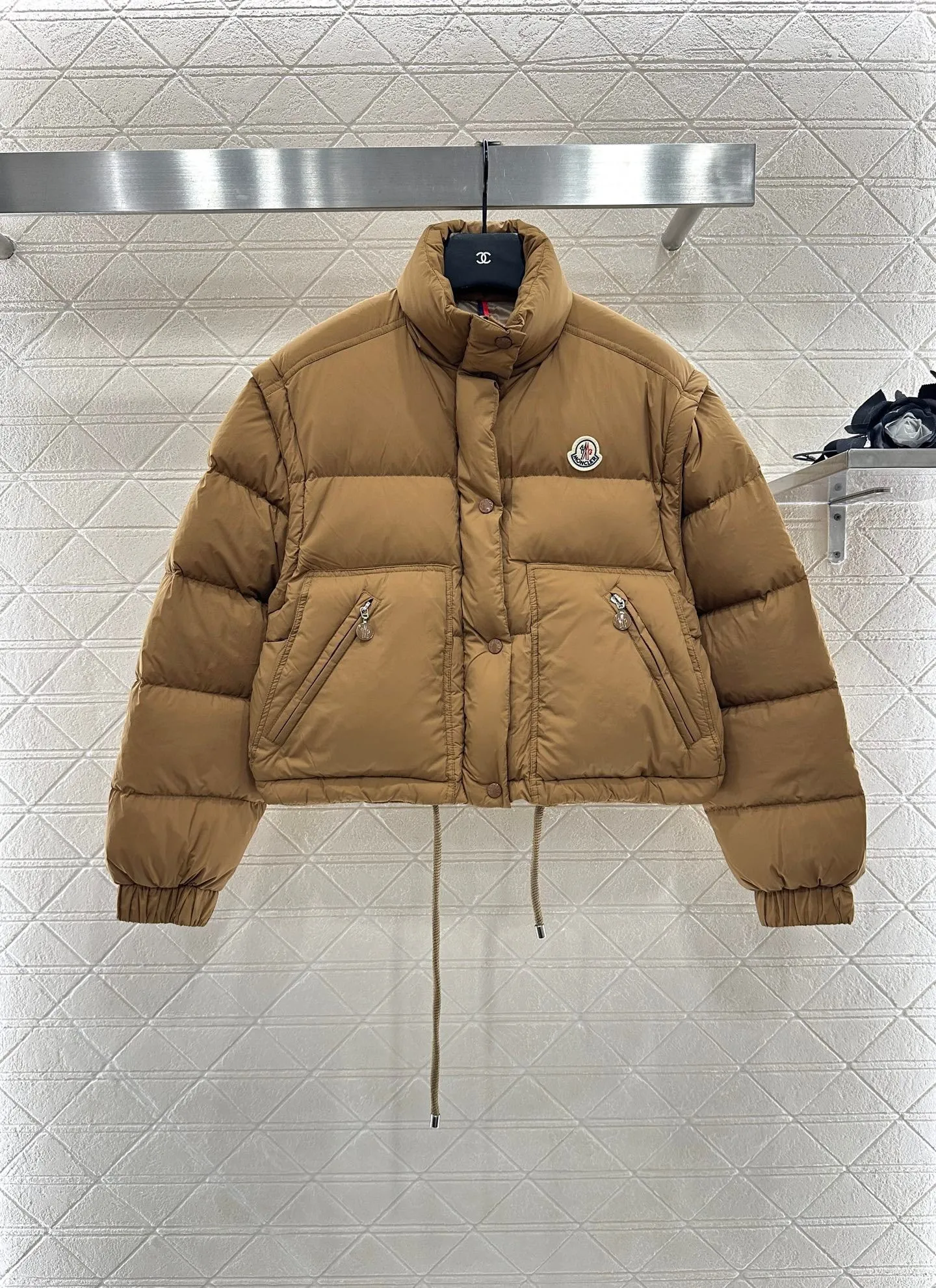 P1040 women's moncler🌟mask new autumn and winter down jacket. Original custom-made hardware accessories are all imported and original customization. Welcome to compare. Absolutely high quality. Made of top 90 white goose down. Super soft. Filled with fluffy and full feathers. Super heavy work. Fabric workmanship and perfect pattern. Pay attention to the fabric. Super comfortable. Exclusive model. Non-market goods. Color; white khaki. Size: 1234.