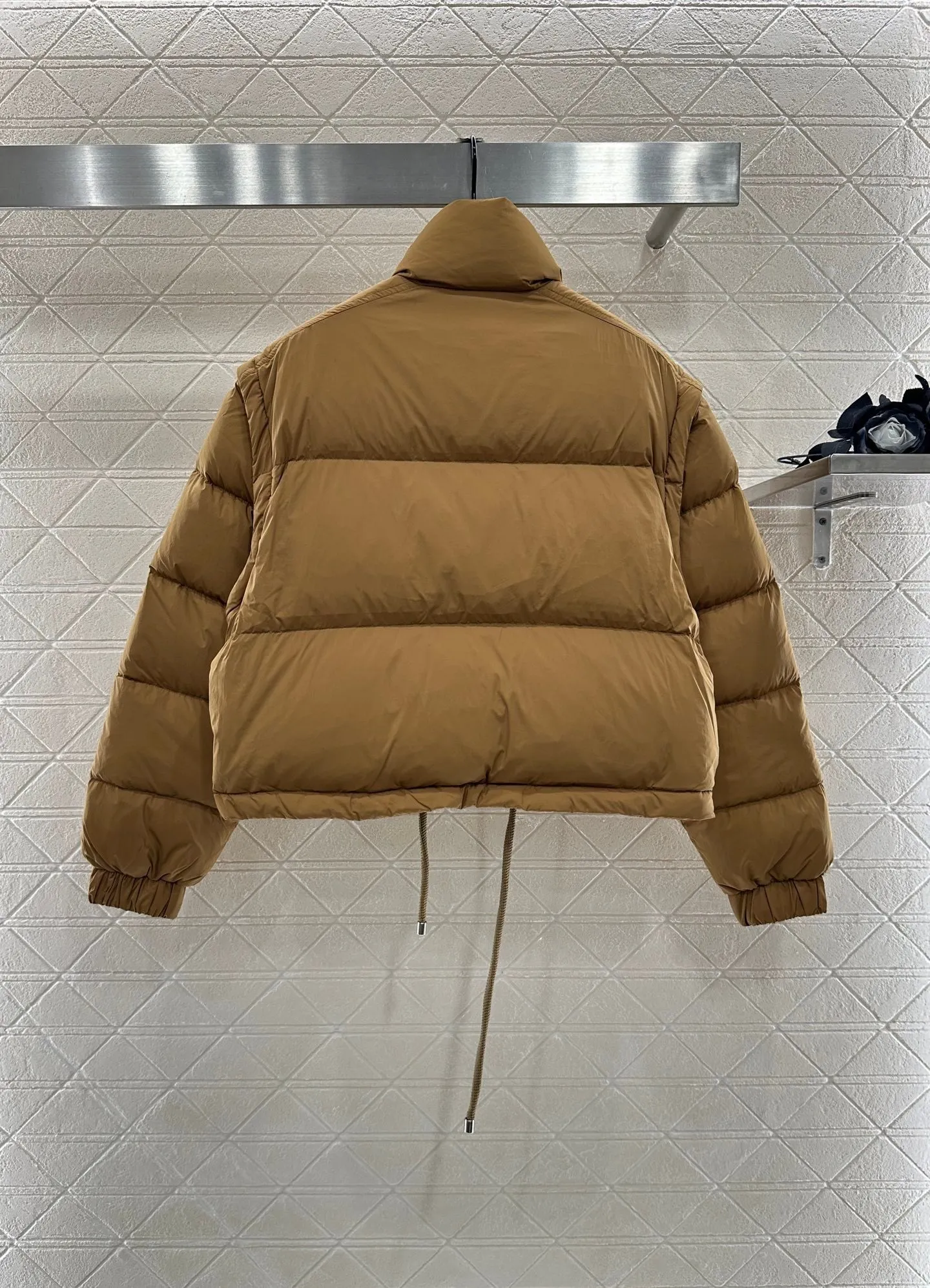 P1040 women's moncler🌟mask new autumn and winter down jacket. Original custom-made hardware accessories are all imported and original customization. Welcome to compare. Absolutely high quality. Made of top 90 white goose down. Super soft. Filled with fluffy and full feathers. Super heavy work. Fabric workmanship and perfect pattern. Pay attention to the fabric. Super comfortable. Exclusive model. Non-market goods. Color; white khaki. Size: 1234.