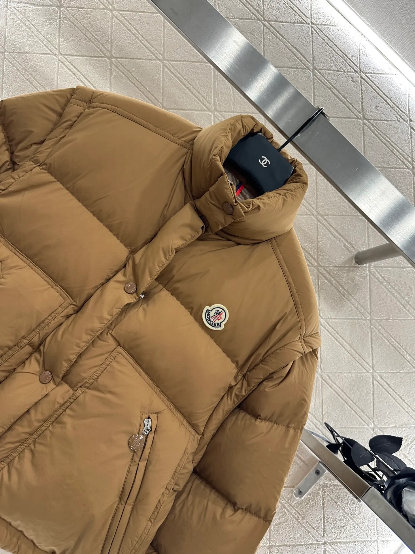 P1040 women's moncler🌟mask new autumn and winter down jacket. Original custom-made hardware accessories are all imported and original customization. Welcome to compare. Absolutely high quality. Made of top 90 white goose down. Super soft. Filled with fluffy and full feathers. Super heavy work. Fabric workmanship and perfect pattern. Pay attention to the fabric. Super comfortable. Exclusive model. Non-market goods. Color; white khaki. Size: 1234.