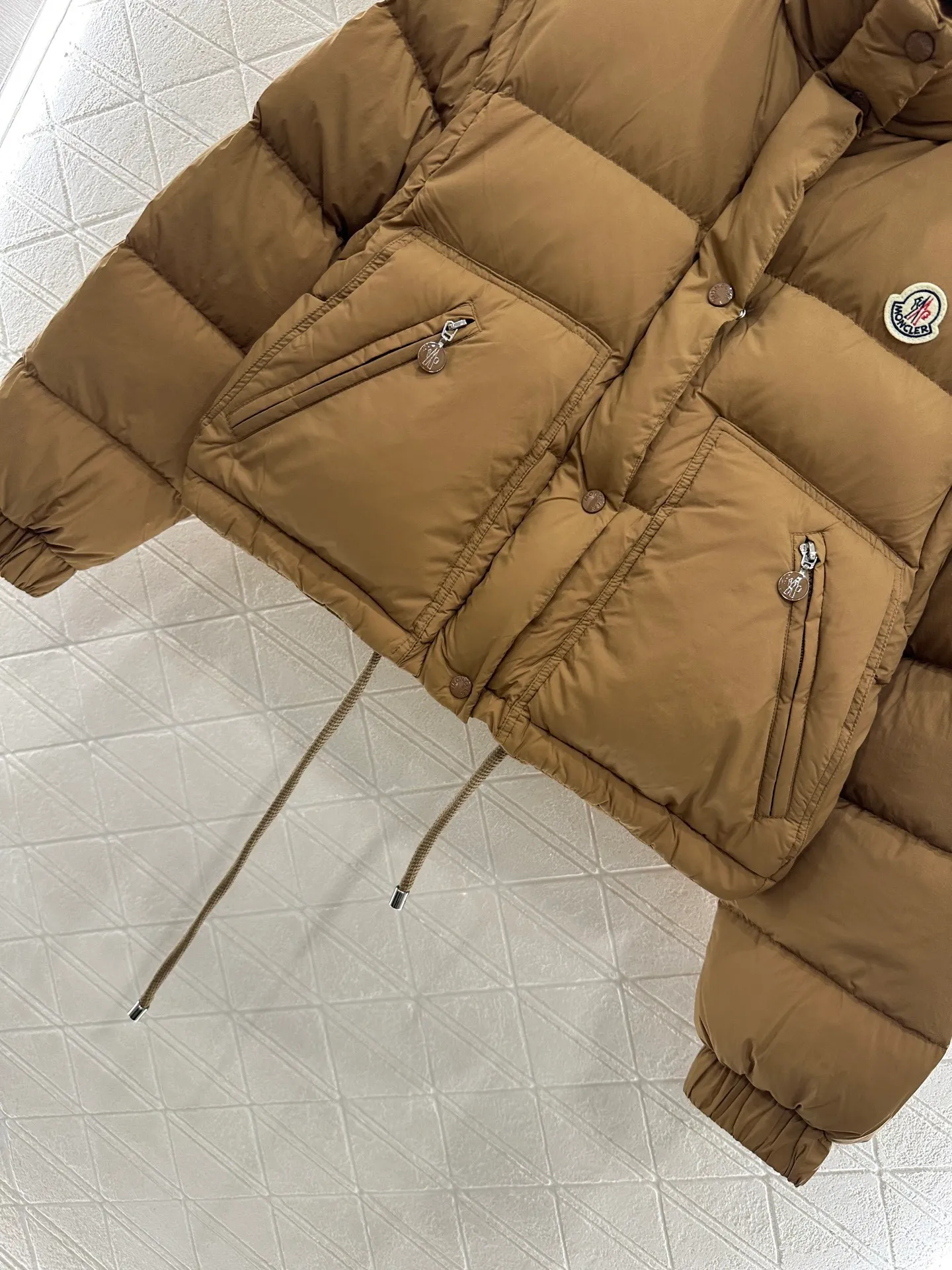 P1040 women's moncler🌟mask new autumn and winter down jacket. Original custom-made hardware accessories are all imported and original customization. Welcome to compare. Absolutely high quality. Made of top 90 white goose down. Super soft. Filled with fluffy and full feathers. Super heavy work. Fabric workmanship and perfect pattern. Pay attention to the fabric. Super comfortable. Exclusive model. Non-market goods. Color; white khaki. Size: 1234.