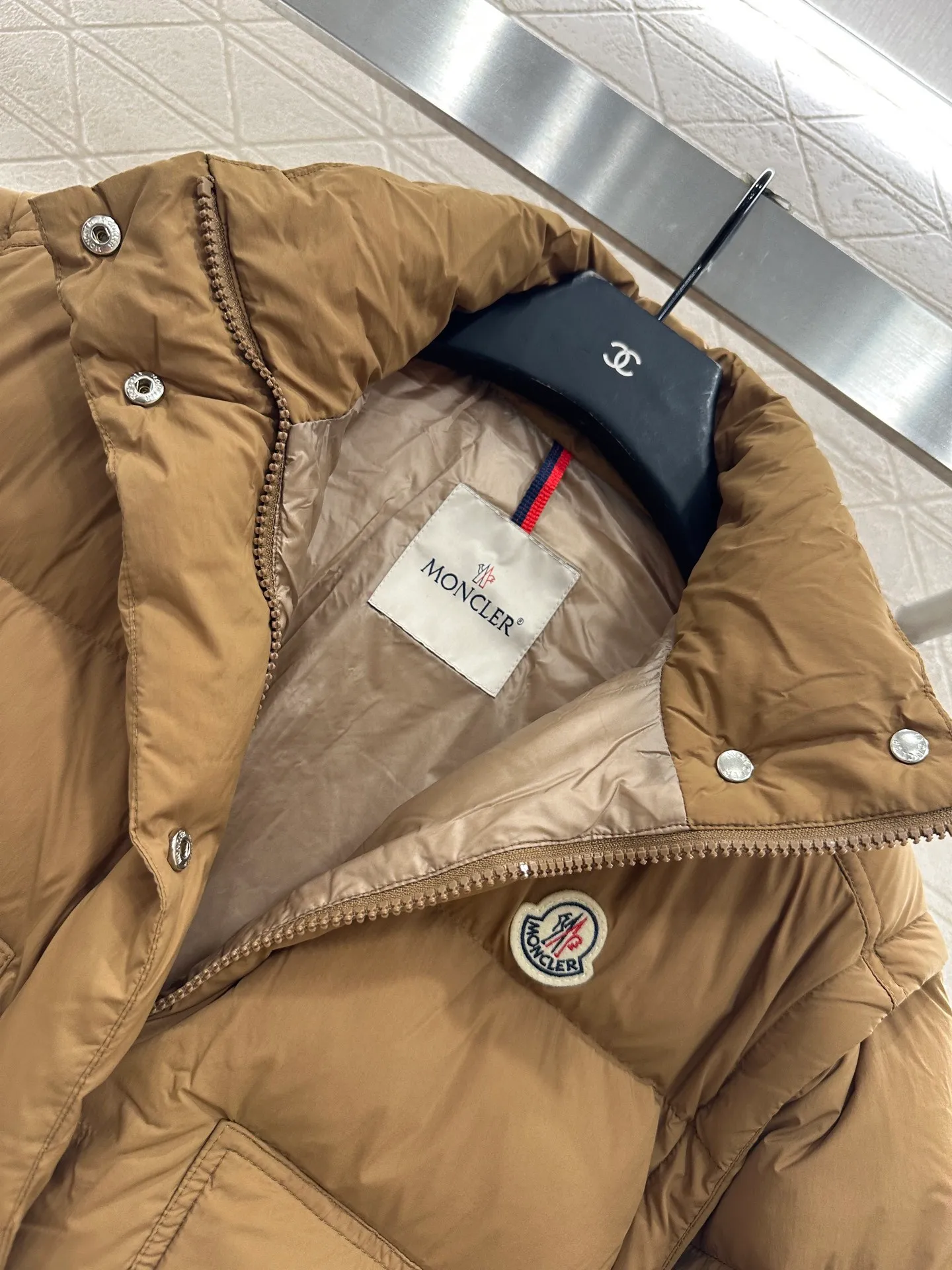 P1040 women's moncler🌟mask new autumn and winter down jacket. Original custom-made hardware accessories are all imported and original customization. Welcome to compare. Absolutely high quality. Made of top 90 white goose down. Super soft. Filled with fluffy and full feathers. Super heavy work. Fabric workmanship and perfect pattern. Pay attention to the fabric. Super comfortable. Exclusive model. Non-market goods. Color; white khaki. Size: 1234.