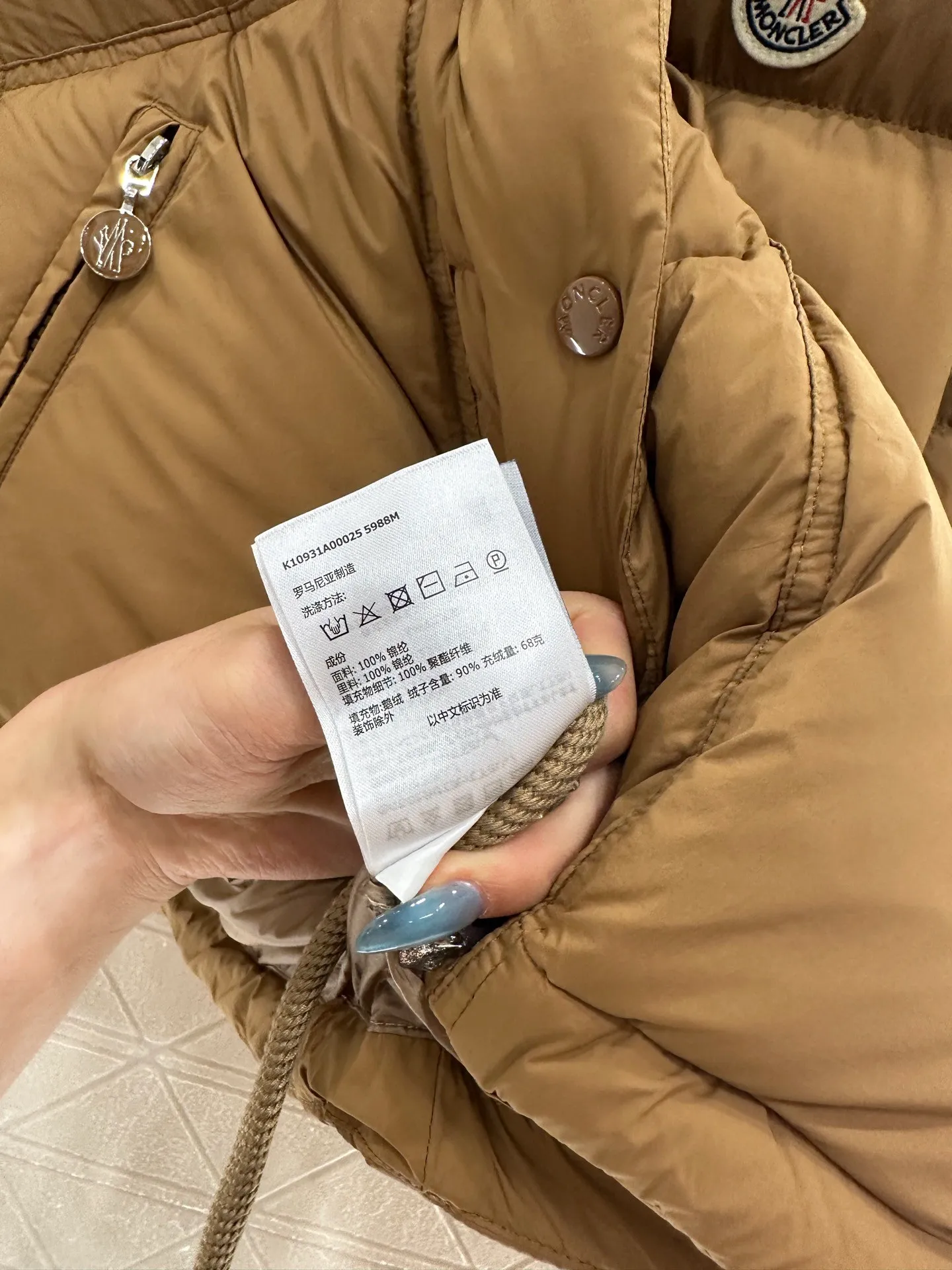 P1040 women's moncler🌟mask new autumn and winter down jacket. Original custom-made hardware accessories are all imported and original customization. Welcome to compare. Absolutely high quality. Made of top 90 white goose down. Super soft. Filled with fluffy and full feathers. Super heavy work. Fabric workmanship and perfect pattern. Pay attention to the fabric. Super comfortable. Exclusive model. Non-market goods. Color; white khaki. Size: 1234.