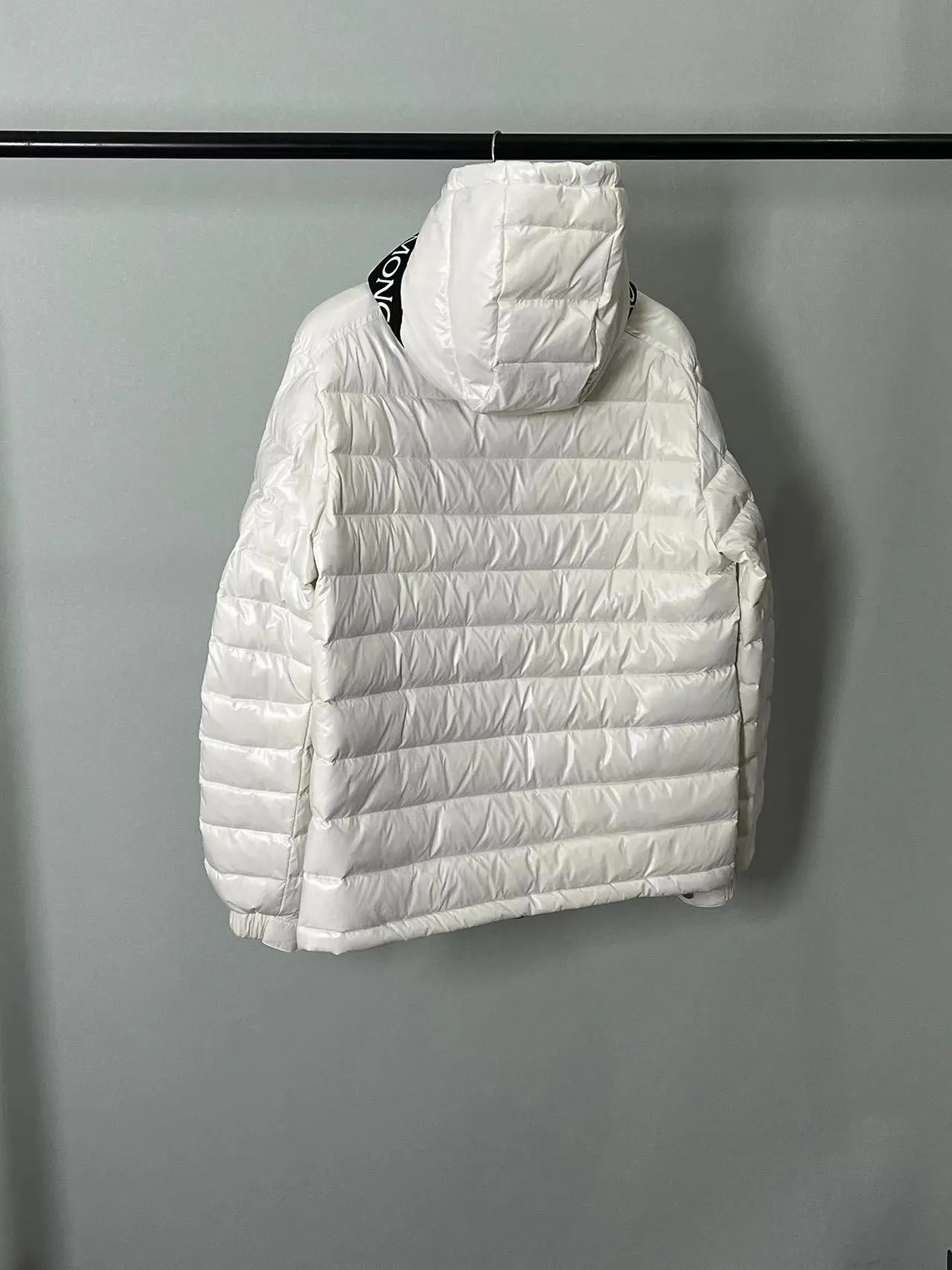 P820 ​​🆕2️⃣0️⃣2️⃣4️⃣🆕Moncler 🆕Stripe trimmed logo quilted hooded down jacket, simple and elegant, easy to wear Color: black, white, sky blue Size: 12345