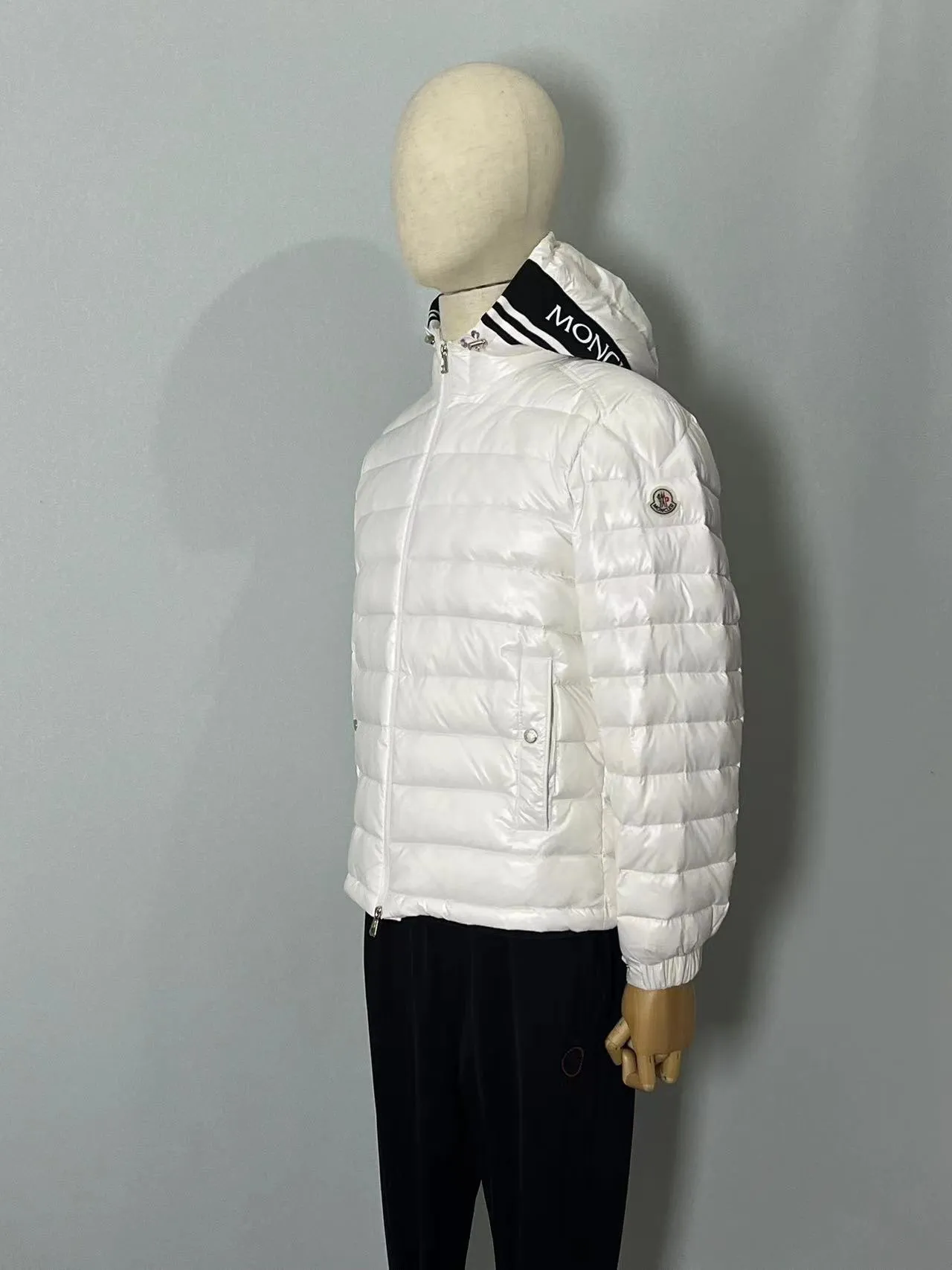P820 ​​🆕2️⃣0️⃣2️⃣4️⃣🆕Moncler 🆕Stripe trimmed logo quilted hooded down jacket, simple and elegant, easy to wear Color: black, white, sky blue Size: 12345