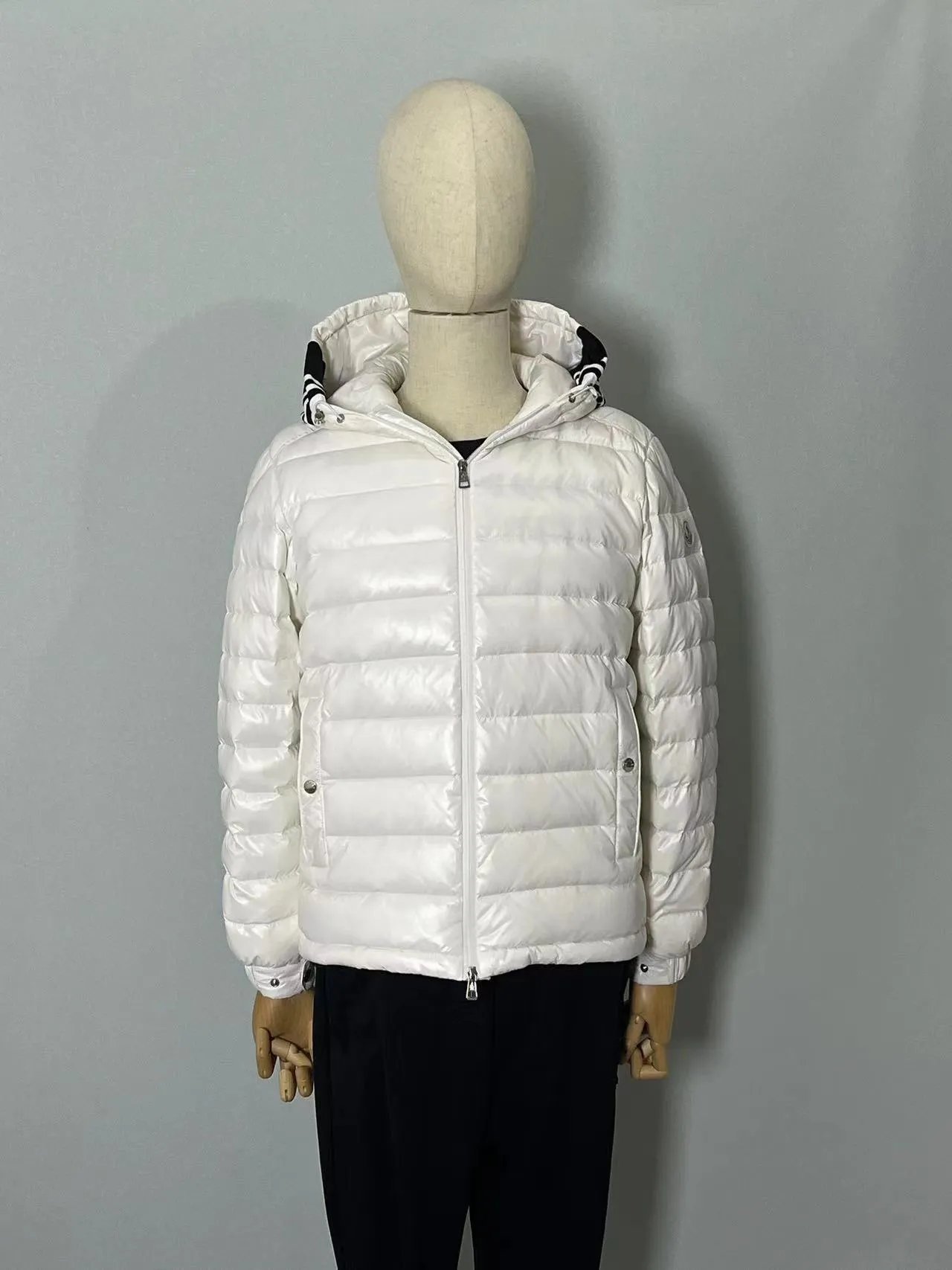 P820 ​​🆕2️⃣0️⃣2️⃣4️⃣🆕Moncler 🆕Stripe trimmed logo quilted hooded down jacket, simple and elegant, easy to wear Color: black, white, sky blue Size: 12345