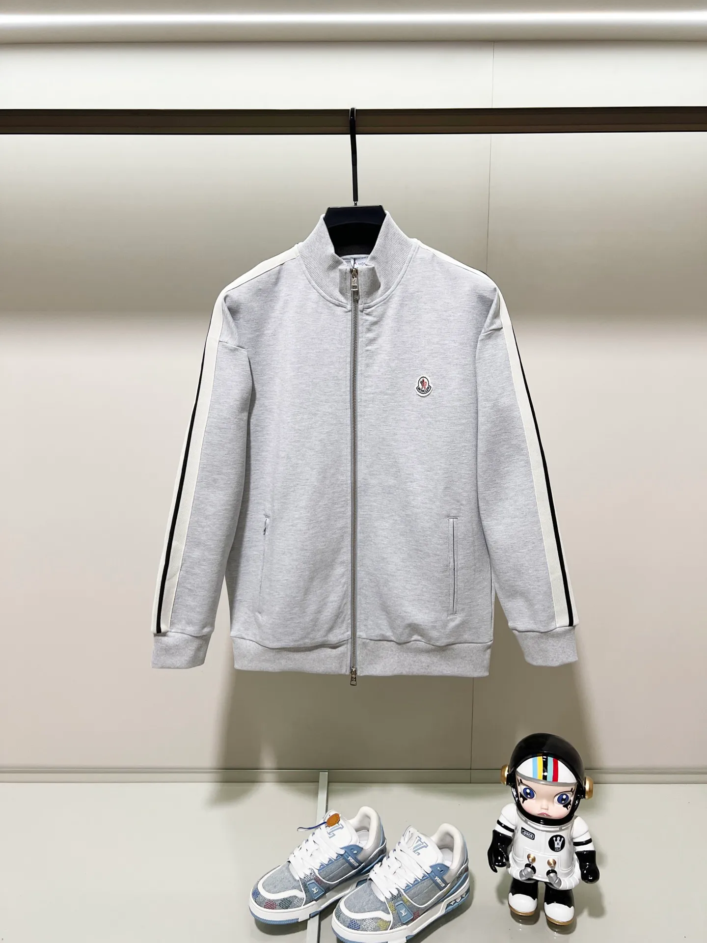 P270 MONCLER/Mask Customized fabric suit zipper jacket Simple side webbing splicing craftsmanship brand chapter logo Official synchronization High version High quality Fashion personality Versatile trend Pure original quality Original fabric Hang tag Collar label Washed wheat Complete with three standards Color: Black. Blue. Gray. Size: S-2XL