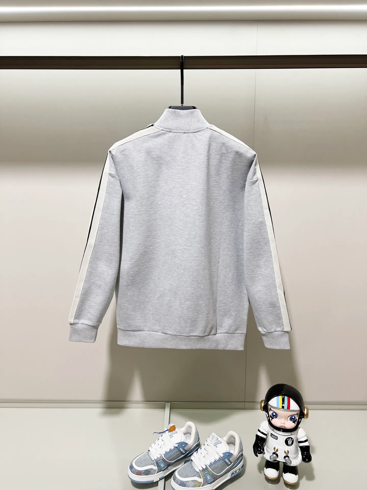 P270 MONCLER/Mask Customized fabric suit zipper jacket Simple side webbing splicing craftsmanship brand chapter logo Official synchronization High version High quality Fashion personality Versatile trend Pure original quality Original fabric Hang tag Collar label Washed wheat Complete with three standards Color: Black. Blue. Gray. Size: S-2XL