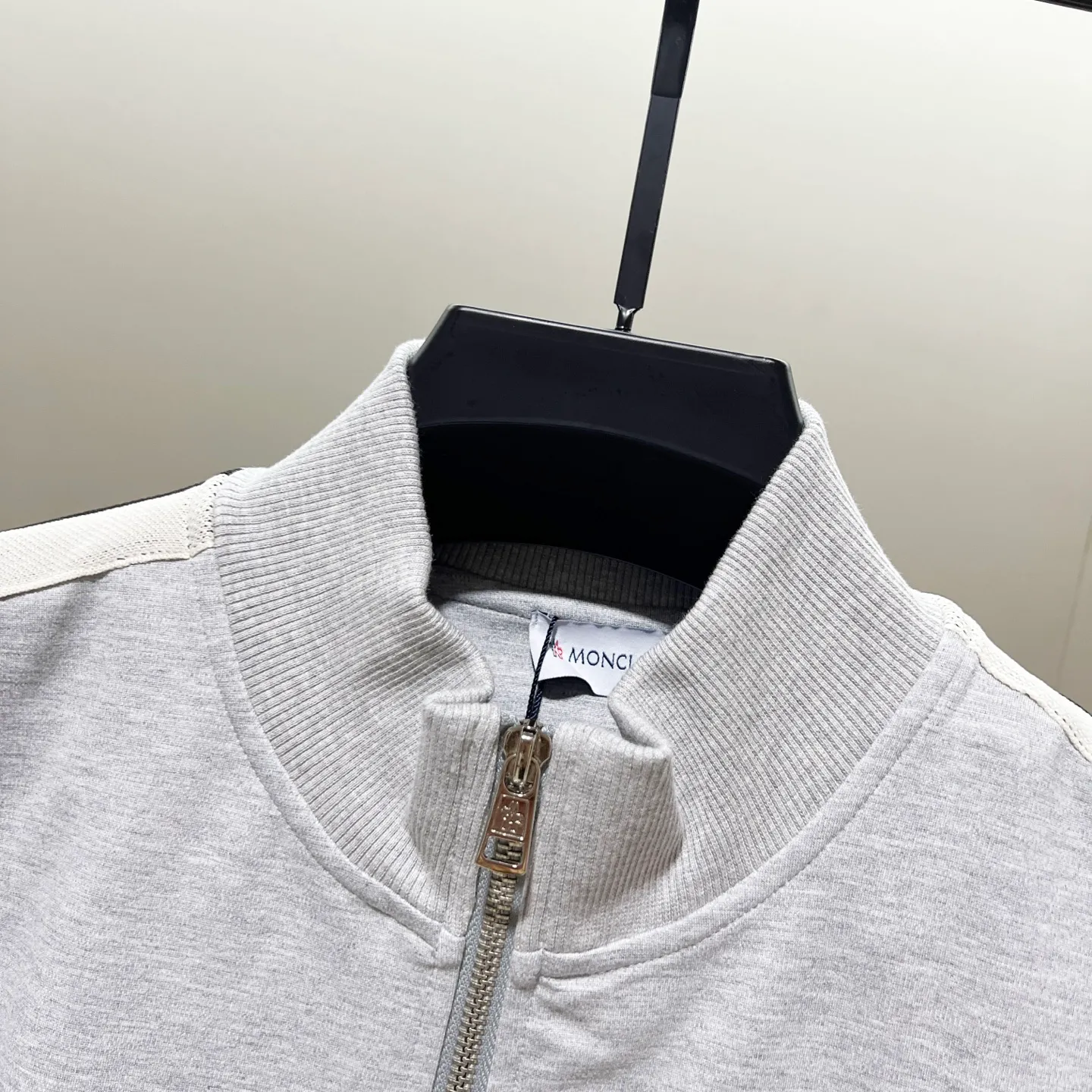 P270 MONCLER/Mask Customized fabric suit zipper jacket Simple side webbing splicing craftsmanship brand chapter logo Official synchronization High version High quality Fashion personality Versatile trend Pure original quality Original fabric Hang tag Collar label Washed wheat Complete with three standards Color: Black. Blue. Gray. Size: S-2XL