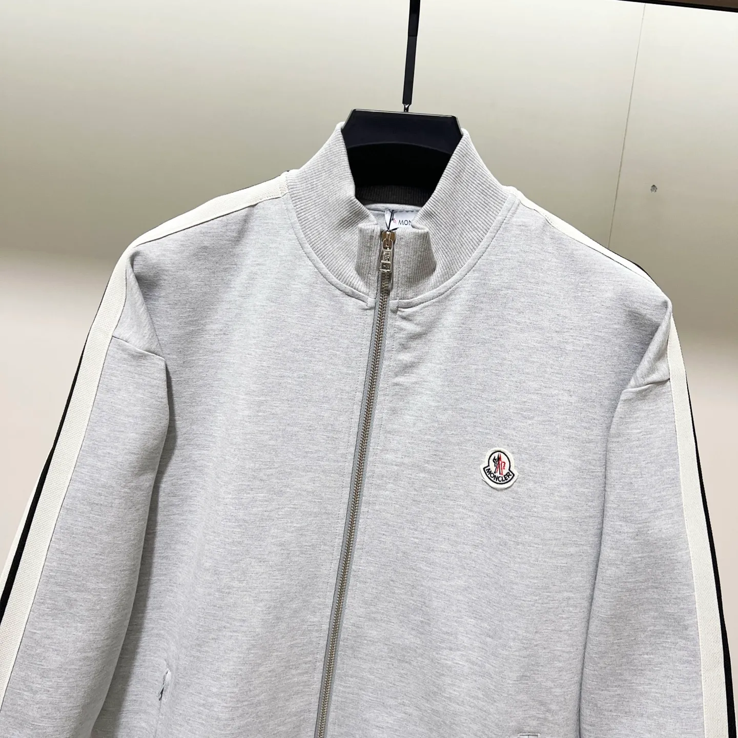 P270 MONCLER/Mask Customized fabric suit zipper jacket Simple side webbing splicing craftsmanship brand chapter logo Official synchronization High version High quality Fashion personality Versatile trend Pure original quality Original fabric Hang tag Collar label Washed wheat Complete with three standards Color: Black. Blue. Gray. Size: S-2XL