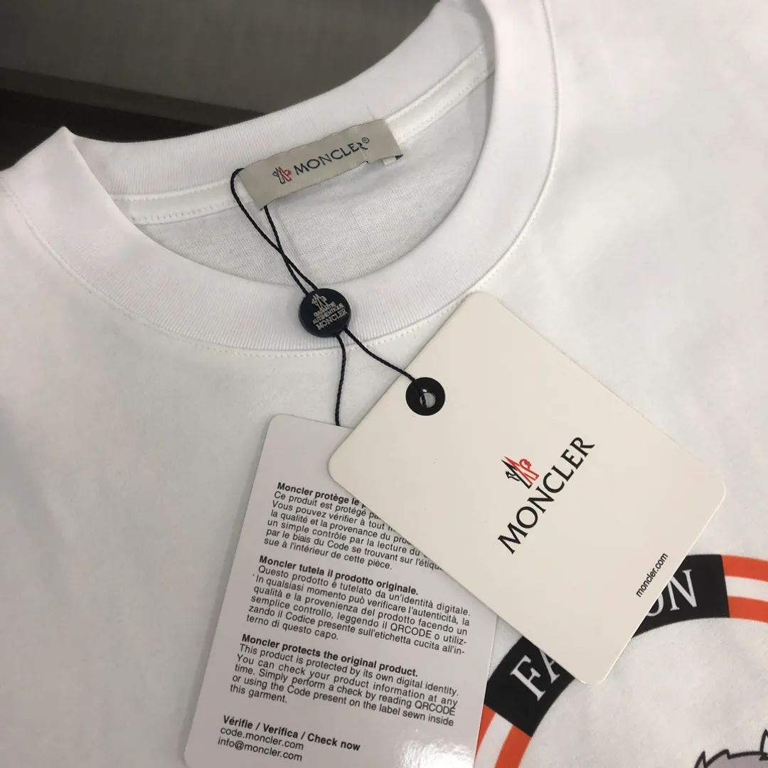 P160 🔥MONCLER The latest short-sleeved T-shirt for couples ~ Brand new element bear print design ~ The fabric upper body is comfortable and breathable, not stiff, slim cut, made of high-end custom-made pure cotton fabric! The upper body is comfortable and stylish, and it can be worn alone as an inner layer. It is a must-have for fashionistas! ! ! Color: black white Size: S～XL (loose version, please state your height and weight when placing an order)