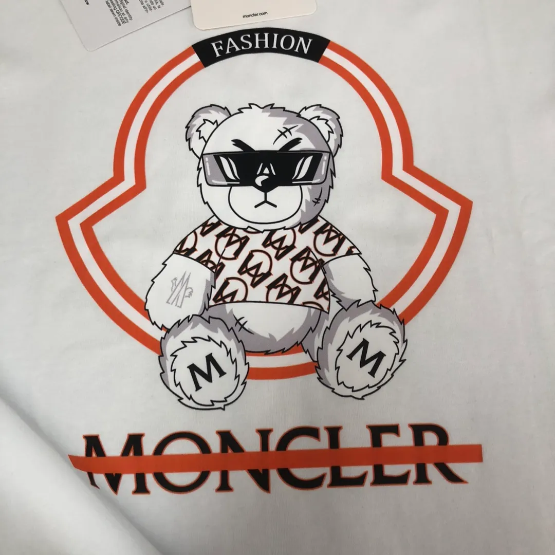 P160 🔥MONCLER The latest short-sleeved T-shirt for couples ~ Brand new element bear print design ~ The fabric upper body is comfortable and breathable, not stiff, slim cut, made of high-end custom-made pure cotton fabric! The upper body is comfortable and stylish, and it can be worn alone as an inner layer. It is a must-have for fashionistas! ! ! Color: black white Size: S～XL (loose version, please state your height and weight when placing an order)