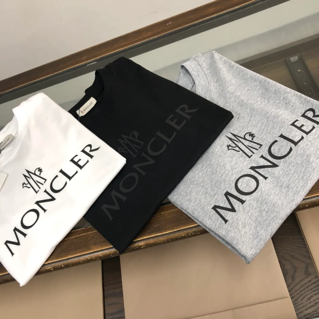 P160 Moncler 2025 new men's round neck short-sleeved couple's T-shirt, new spring and summer product, high quality 🔥🔥Fashionable and versatile, customized imported fabrics, comfortable to wear, breathable, fashionable without losing personality, the upper body is casual and casual, handsome and stylish, showing the temperament of a big brand. All three standards are complete! ! Color: black white gray Size: S-XL (loose fit)