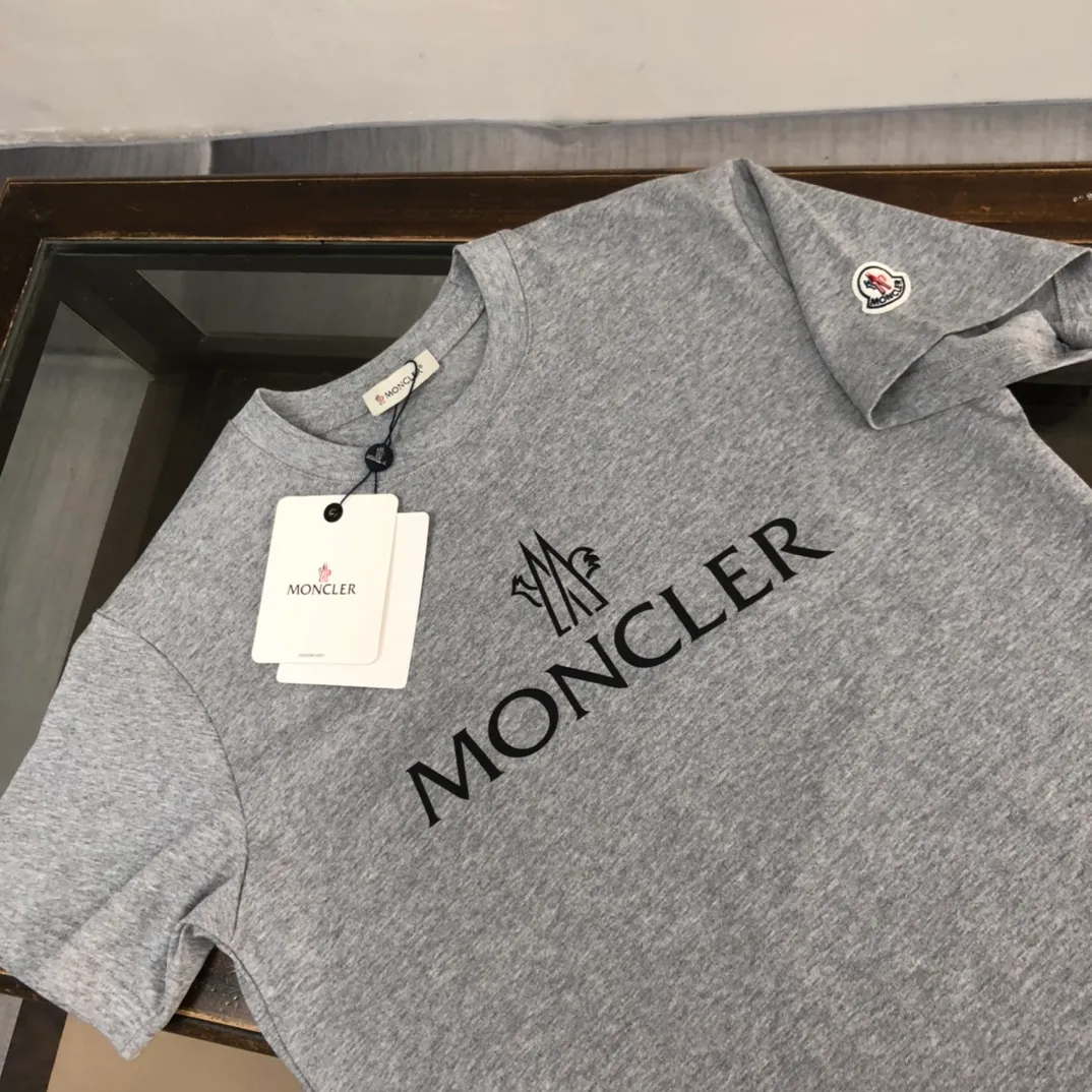 P160 Moncler 2025 new men's round neck short-sleeved couple's T-shirt, new spring and summer product, high quality 🔥🔥Fashionable and versatile, customized imported fabrics, comfortable to wear, breathable, fashionable without losing personality, the upper body is casual and casual, handsome and stylish, showing the temperament of a big brand. All three standards are complete! ! Color: black white gray Size: S-XL (loose fit)