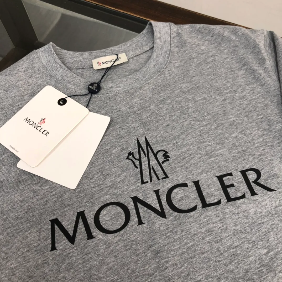 P160 Moncler 2025 new men's round neck short-sleeved couple's T-shirt, new spring and summer product, high quality 🔥🔥Fashionable and versatile, customized imported fabrics, comfortable to wear, breathable, fashionable without losing personality, the upper body is casual and casual, handsome and stylish, showing the temperament of a big brand. All three standards are complete! ! Color: black white gray Size: S-XL (loose fit)