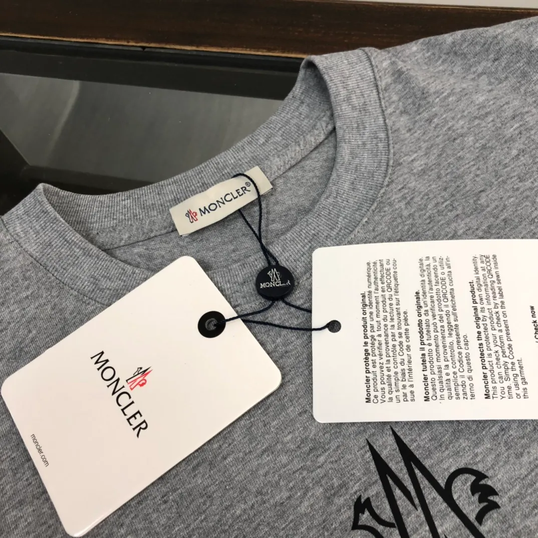 P160 Moncler 2025 new men's round neck short-sleeved couple's T-shirt, new spring and summer product, high quality 🔥🔥Fashionable and versatile, customized imported fabrics, comfortable to wear, breathable, fashionable without losing personality, the upper body is casual and casual, handsome and stylish, showing the temperament of a big brand. All three standards are complete! ! Color: black white gray Size: S-XL (loose fit)