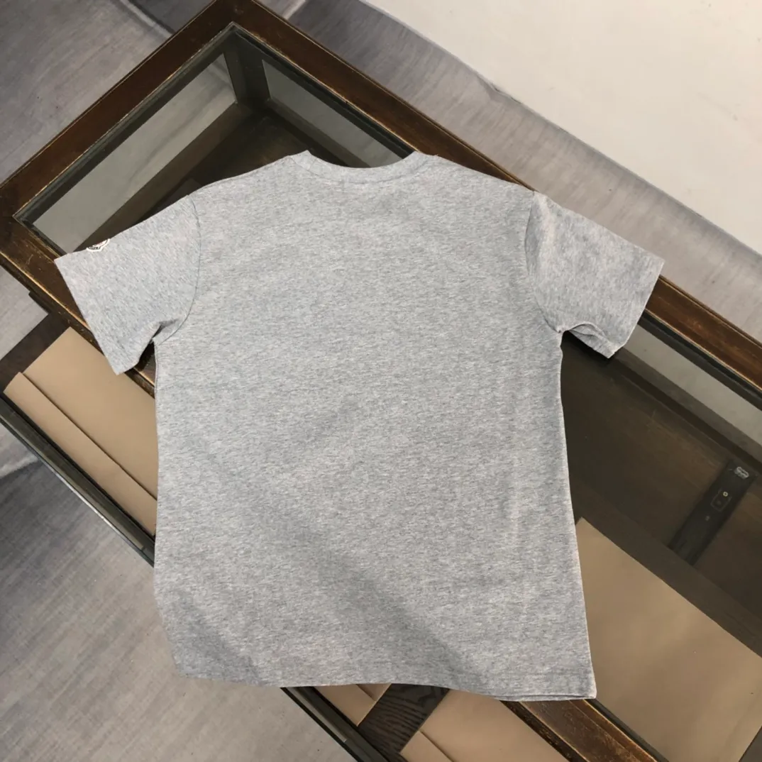 P160 Moncler 2025 new men's round neck short-sleeved couple's T-shirt, new spring and summer product, high quality 🔥🔥Fashionable and versatile, customized imported fabrics, comfortable to wear, breathable, fashionable without losing personality, the upper body is casual and casual, handsome and stylish, showing the temperament of a big brand. All three standards are complete! ! Color: black white gray Size: S-XL (loose fit)
