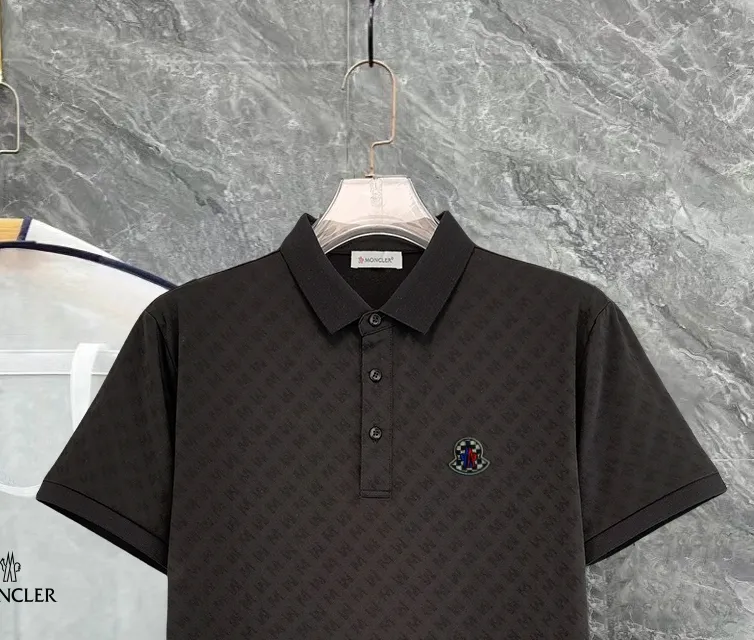 P210 High-end quality Moncler 25 spring and summer full jacquard lapel short sleeves. This short sleeve is made of Tencel➕cotton fabric, with double jacquard all over. It is carefully made and the upper body is refreshing! Update your casual look. Exquisite tailoring, complete with three-label accessories. Really heavy-duty. It is a fashionable item. The front is decorated with the brand LOGO. It is genuine YB custom fabric. It will never be faked. This piece looks really good when worn! Looks great with any combination! No gender distinction, same style for men and women Color: Black White Size: M L XL XXL XXXL