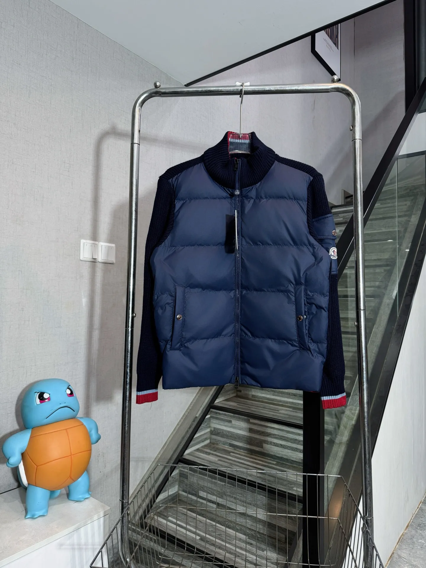 P570 model number: HE410 Moncler-Mongolian knitted stitching stand collar down jacket The fabric is made of spliced knitted polyester windproof fabric, and the knitting on the back of the arms is made of mixed wool yarn. The upper body is comfortable and warm, and has excellent windproof effect in winter. The filling inside is made of 50 white duck down, which has a very high fluffiness. The arms are sewn with custom-made original mask badges and red jacquard contrasting colors on the collar and hem, highlighting the characteristics of the clothes. The original original label, three complete labels, and workmanship of a large factory, so you can buy it with confidence.  Color: Black/Navy Blue Size: S M L XL