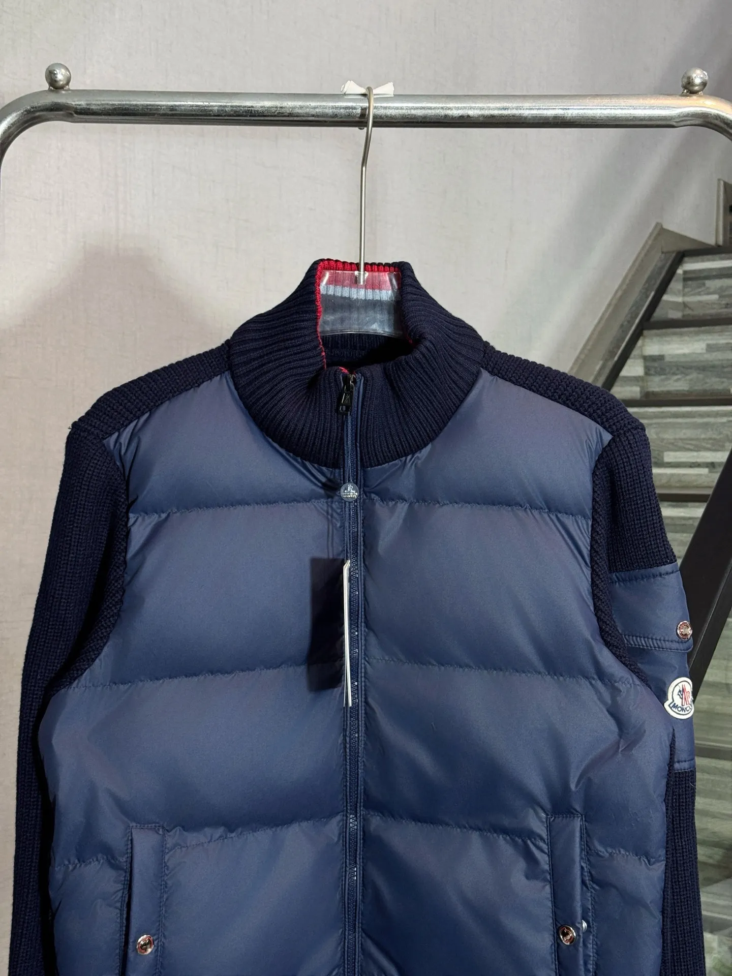 P570 model number: HE410 Moncler-Mongolian knitted stitching stand collar down jacket The fabric is made of spliced knitted polyester windproof fabric, and the knitting on the back of the arms is made of mixed wool yarn. The upper body is comfortable and warm, and has excellent windproof effect in winter. The filling inside is made of 50 white duck down, which has a very high fluffiness. The arms are sewn with custom-made original mask badges and red jacquard contrasting colors on the collar and hem, highlighting the characteristics of the clothes. The original original label, three complete labels, and workmanship of a large factory, so you can buy it with confidence.  Color: Black/Navy Blue Size: S M L XL