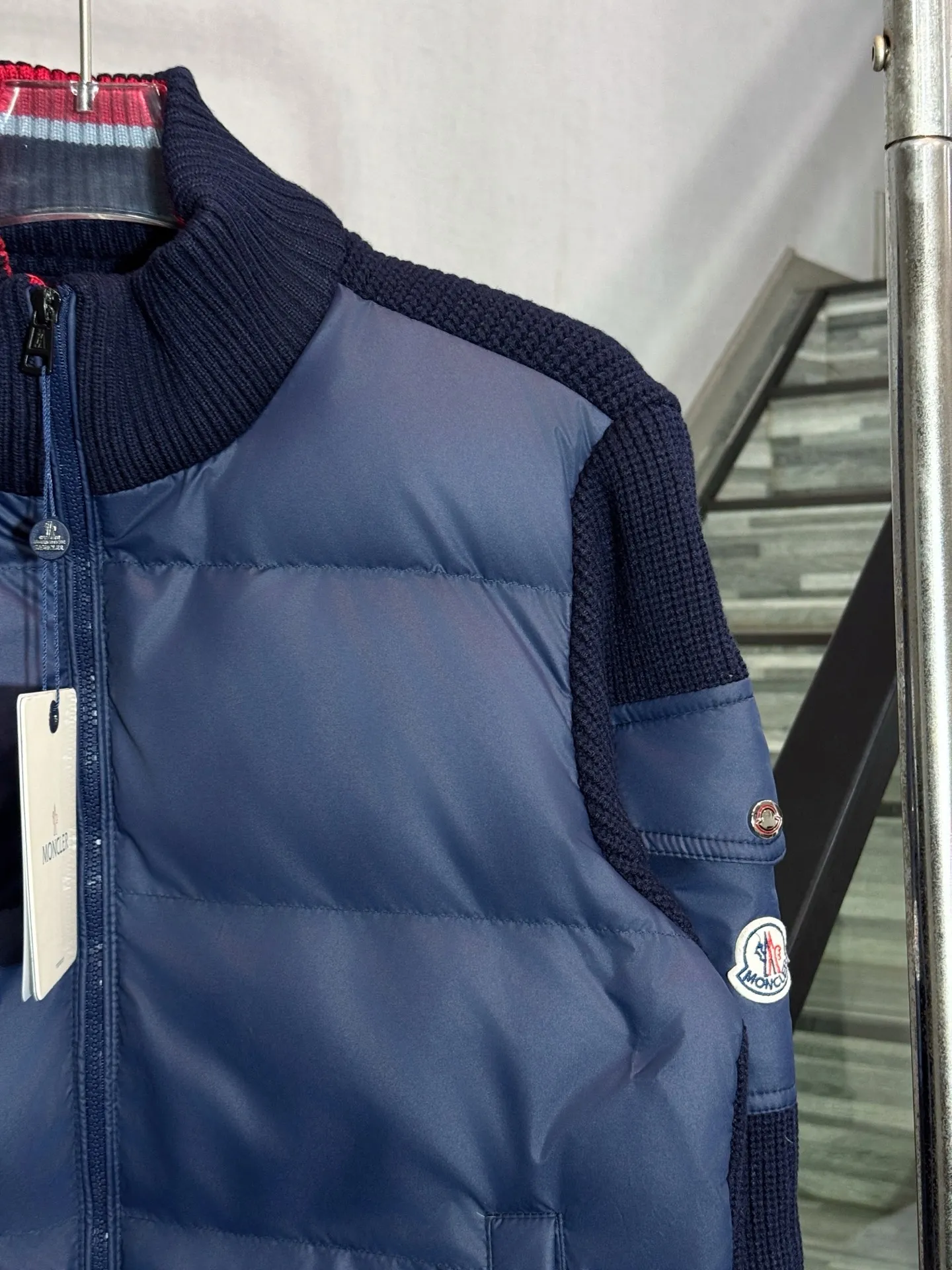 P570 model number: HE410 Moncler-Mongolian knitted stitching stand collar down jacket The fabric is made of spliced knitted polyester windproof fabric, and the knitting on the back of the arms is made of mixed wool yarn. The upper body is comfortable and warm, and has excellent windproof effect in winter. The filling inside is made of 50 white duck down, which has a very high fluffiness. The arms are sewn with custom-made original mask badges and red jacquard contrasting colors on the collar and hem, highlighting the characteristics of the clothes. The original original label, three complete labels, and workmanship of a large factory, so you can buy it with confidence.  Color: Black/Navy Blue Size: S M L XL
