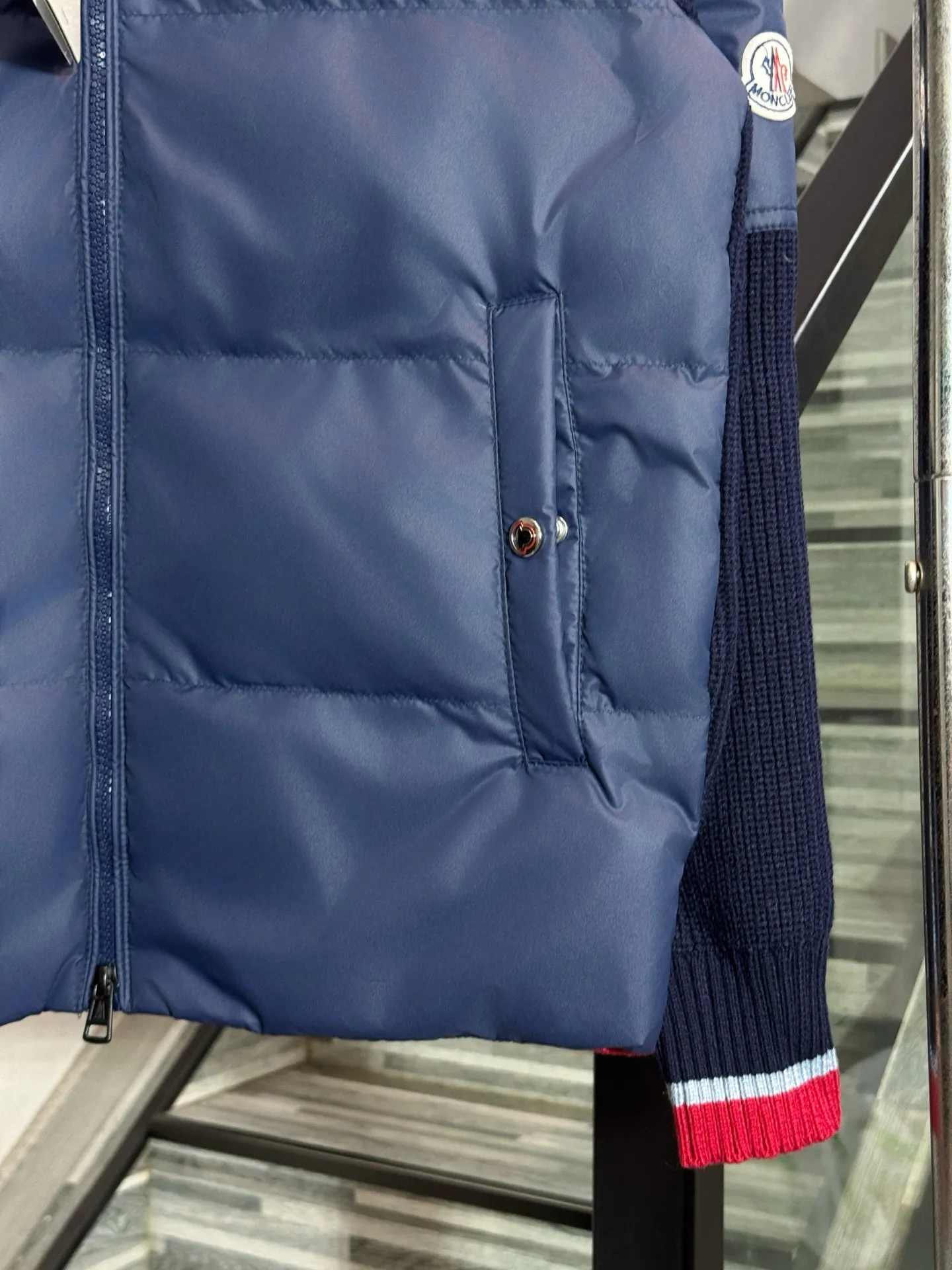 P570 model number: HE410 Moncler-Mongolian knitted stitching stand collar down jacket The fabric is made of spliced knitted polyester windproof fabric, and the knitting on the back of the arms is made of mixed wool yarn. The upper body is comfortable and warm, and has excellent windproof effect in winter. The filling inside is made of 50 white duck down, which has a very high fluffiness. The arms are sewn with custom-made original mask badges and red jacquard contrasting colors on the collar and hem, highlighting the characteristics of the clothes. The original original label, three complete labels, and workmanship of a large factory, so you can buy it with confidence.  Color: Black/Navy Blue Size: S M L XL