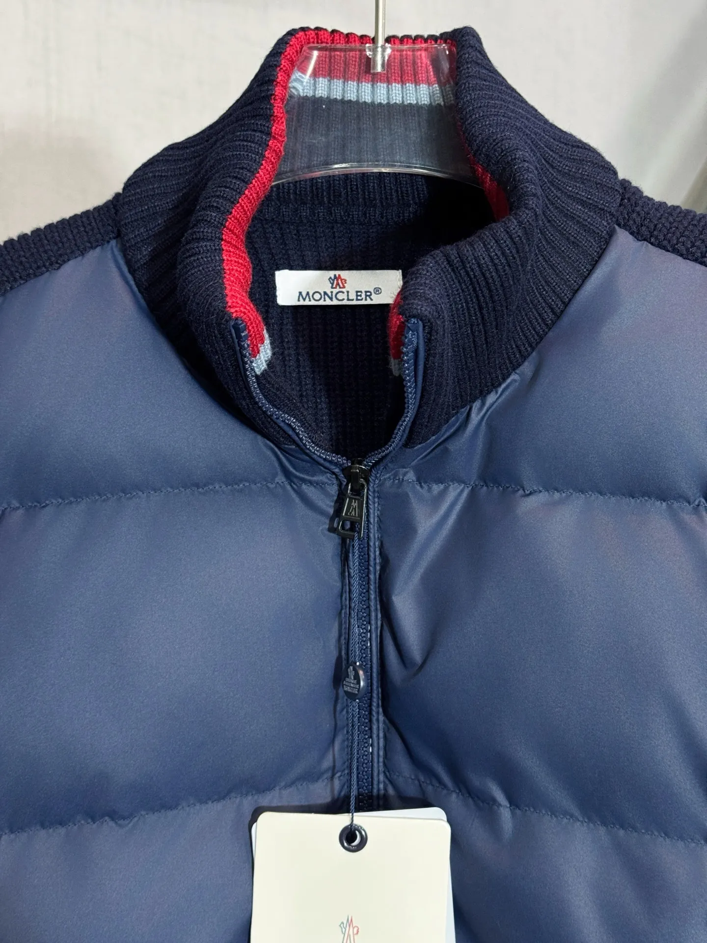 P570 model number: HE410 Moncler-Mongolian knitted stitching stand collar down jacket The fabric is made of spliced knitted polyester windproof fabric, and the knitting on the back of the arms is made of mixed wool yarn. The upper body is comfortable and warm, and has excellent windproof effect in winter. The filling inside is made of 50 white duck down, which has a very high fluffiness. The arms are sewn with custom-made original mask badges and red jacquard contrasting colors on the collar and hem, highlighting the characteristics of the clothes. The original original label, three complete labels, and workmanship of a large factory, so you can buy it with confidence.  Color: Black/Navy Blue Size: S M L XL