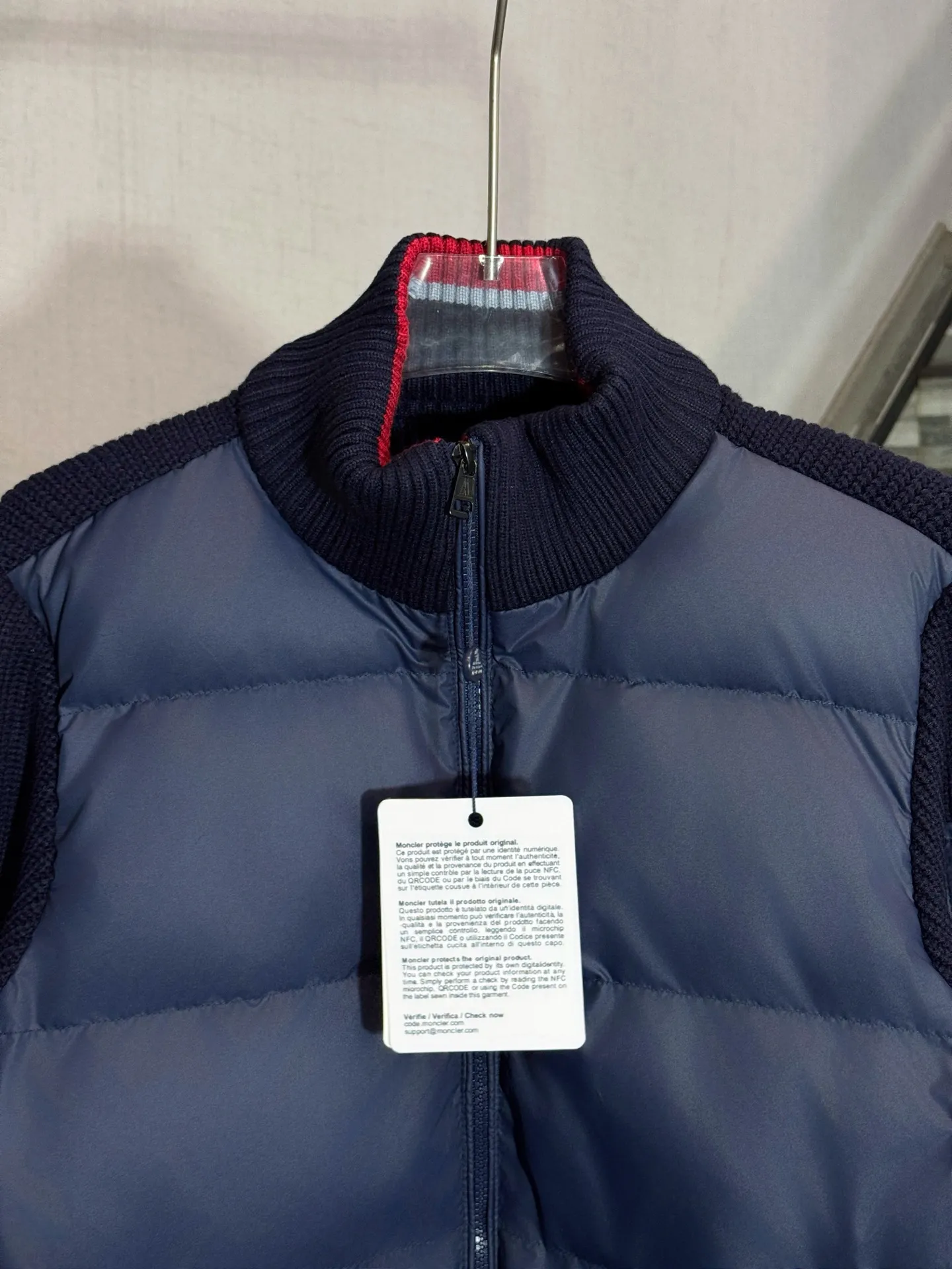 P570 model number: HE410 Moncler-Mongolian knitted stitching stand collar down jacket The fabric is made of spliced knitted polyester windproof fabric, and the knitting on the back of the arms is made of mixed wool yarn. The upper body is comfortable and warm, and has excellent windproof effect in winter. The filling inside is made of 50 white duck down, which has a very high fluffiness. The arms are sewn with custom-made original mask badges and red jacquard contrasting colors on the collar and hem, highlighting the characteristics of the clothes. The original original label, three complete labels, and workmanship of a large factory, so you can buy it with confidence.  Color: Black/Navy Blue Size: S M L XL