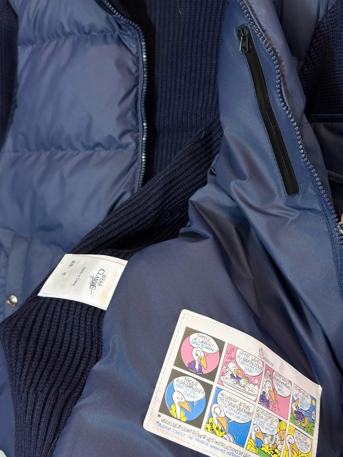P570 model number: HE410 Moncler-Mongolian knitted stitching stand collar down jacket The fabric is made of spliced knitted polyester windproof fabric, and the knitting on the back of the arms is made of mixed wool yarn. The upper body is comfortable and warm, and has excellent windproof effect in winter. The filling inside is made of 50 white duck down, which has a very high fluffiness. The arms are sewn with custom-made original mask badges and red jacquard contrasting colors on the collar and hem, highlighting the characteristics of the clothes. The original original label, three complete labels, and workmanship of a large factory, so you can buy it with confidence.  Color: Black/Navy Blue Size: S M L XL