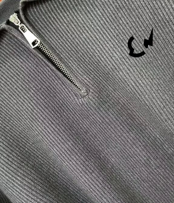 P250 Moncler masked zipper lapel sweater, the latest 2025 casual Polo wool sweater.  The texture is delicate, soft and comfortable, skin-friendly and warm, not easy to deform, simple and high-end style, and the logo on the chest is very exquisite and perfect! The upper body effect is very strong 👍 Color: black, gray Size: S-XL