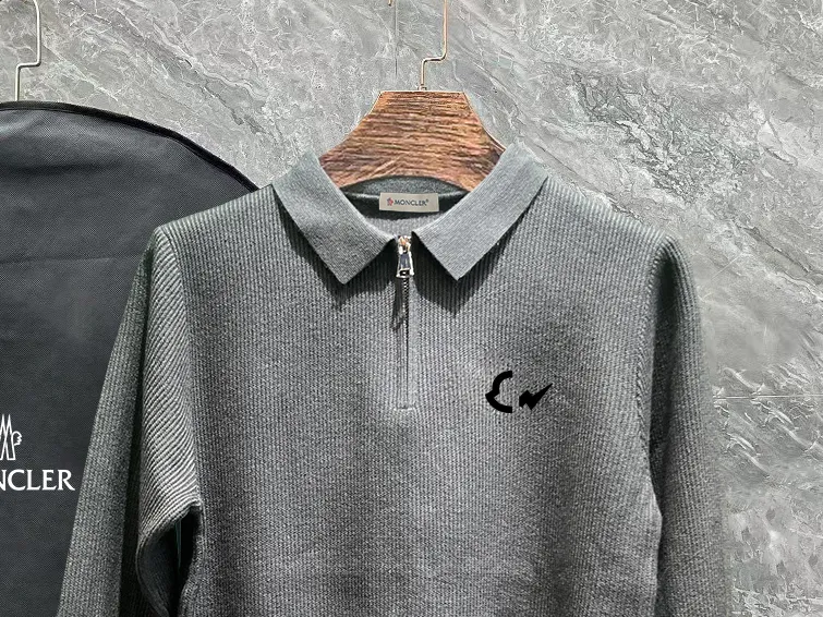 P250 Moncler masked zipper lapel sweater, the latest 2025 casual Polo wool sweater.  The texture is delicate, soft and comfortable, skin-friendly and warm, not easy to deform, simple and high-end style, and the logo on the chest is very exquisite and perfect! The upper body effect is very strong 👍 Color: black, gray Size: S-XL