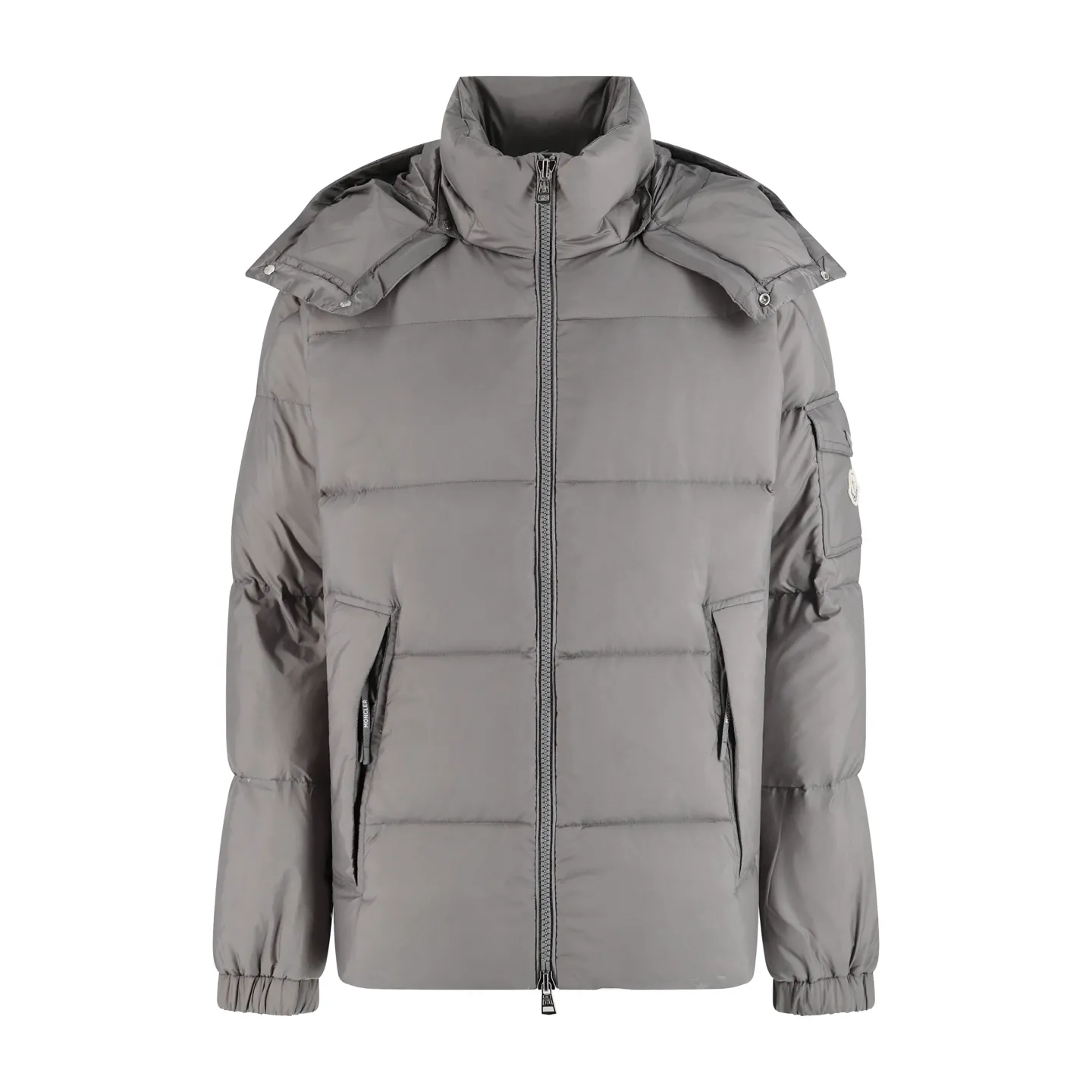 P1110 Moncler 25FW COUYERE down jacket (grey) 90% high-fill down to lock in heat, nylon fabric is wind-resistant and neat, hooded + short cut, it can not only wrap the neck with warmth, but also highlight the neat figure - gray tones are high-end and not picky. 90% high velvet down content, full fill, lightweight but with strong temperature locking ability, can wrap you up in warmth even at sub-zero temperatures; the outer nylon fabric has wind-resistant properties, is delicate to the touch and durable, and can resist splashing and abrasion in daily life; the thickness of the plush is suitable for deep winter, the hood is soft and non-pressurizing on the inside, and the cuffs are designed to lock in warmth and prevent wind. Size:1-2-3-4-5