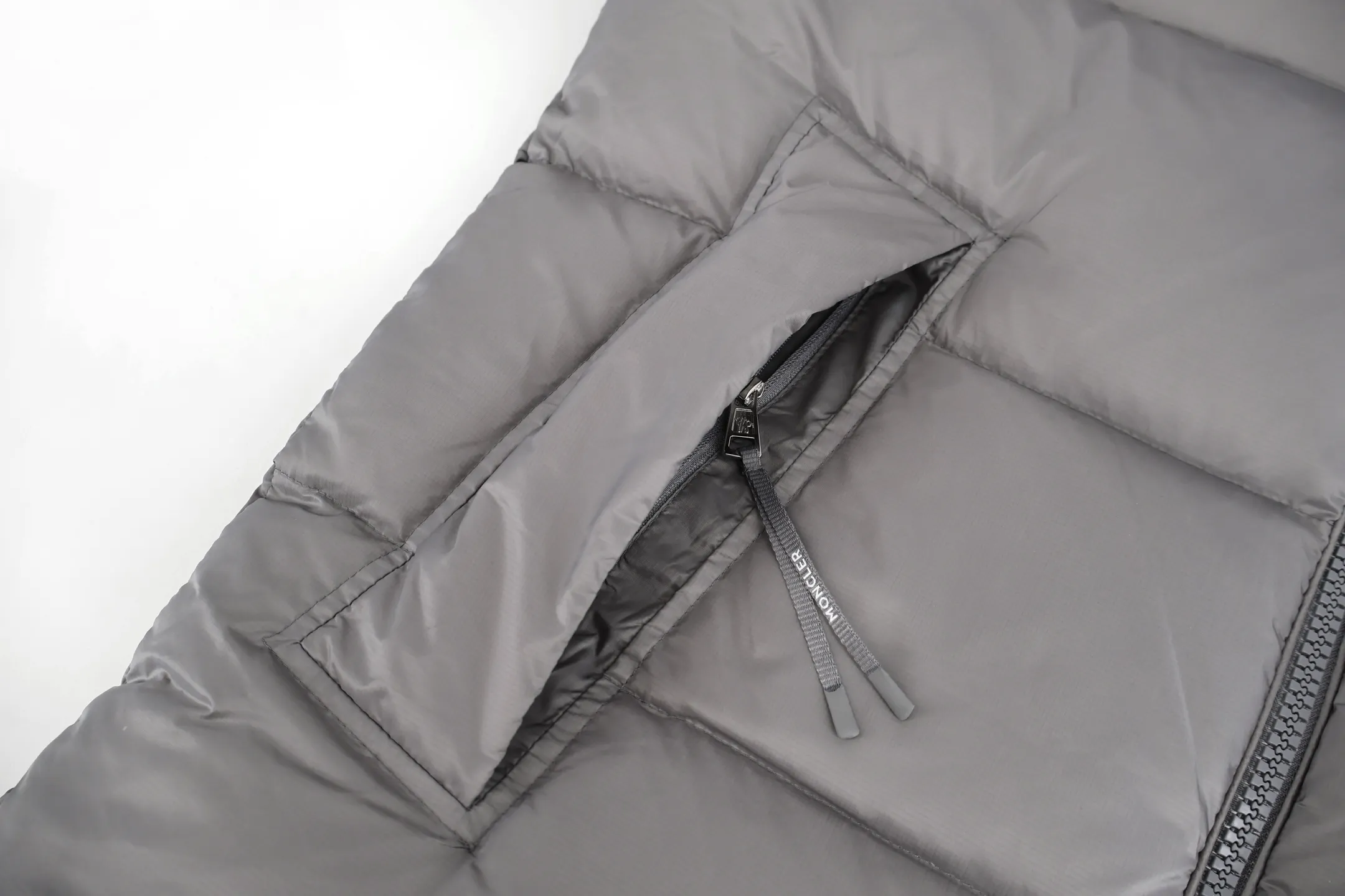 P1110 Moncler 25FW COUYERE down jacket (grey) 90% high-fill down to lock in heat, nylon fabric is wind-resistant and neat, hooded + short cut, it can not only wrap the neck with warmth, but also highlight the neat figure - gray tones are high-end and not picky. 90% high velvet down content, full fill, lightweight but with strong temperature locking ability, can wrap you up in warmth even at sub-zero temperatures; the outer nylon fabric has wind-resistant properties, is delicate to the touch and durable, and can resist splashing and abrasion in daily life; the thickness of the plush is suitable for deep winter, the hood is soft and non-pressurizing on the inside, and the cuffs are designed to lock in warmth and prevent wind. Size:1-2-3-4-5